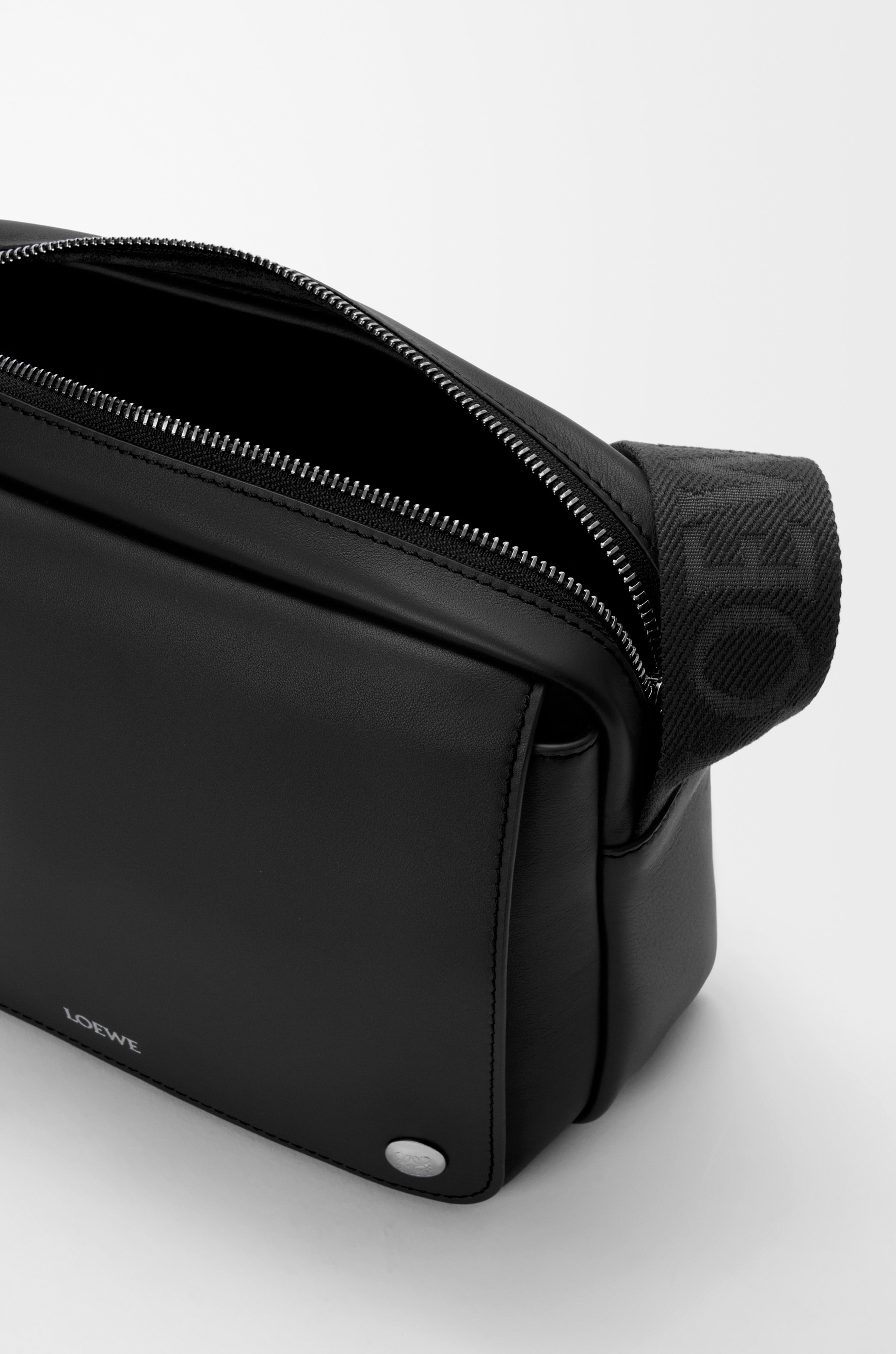 Medium Pebble messenger bag in smooth calfskin - 4