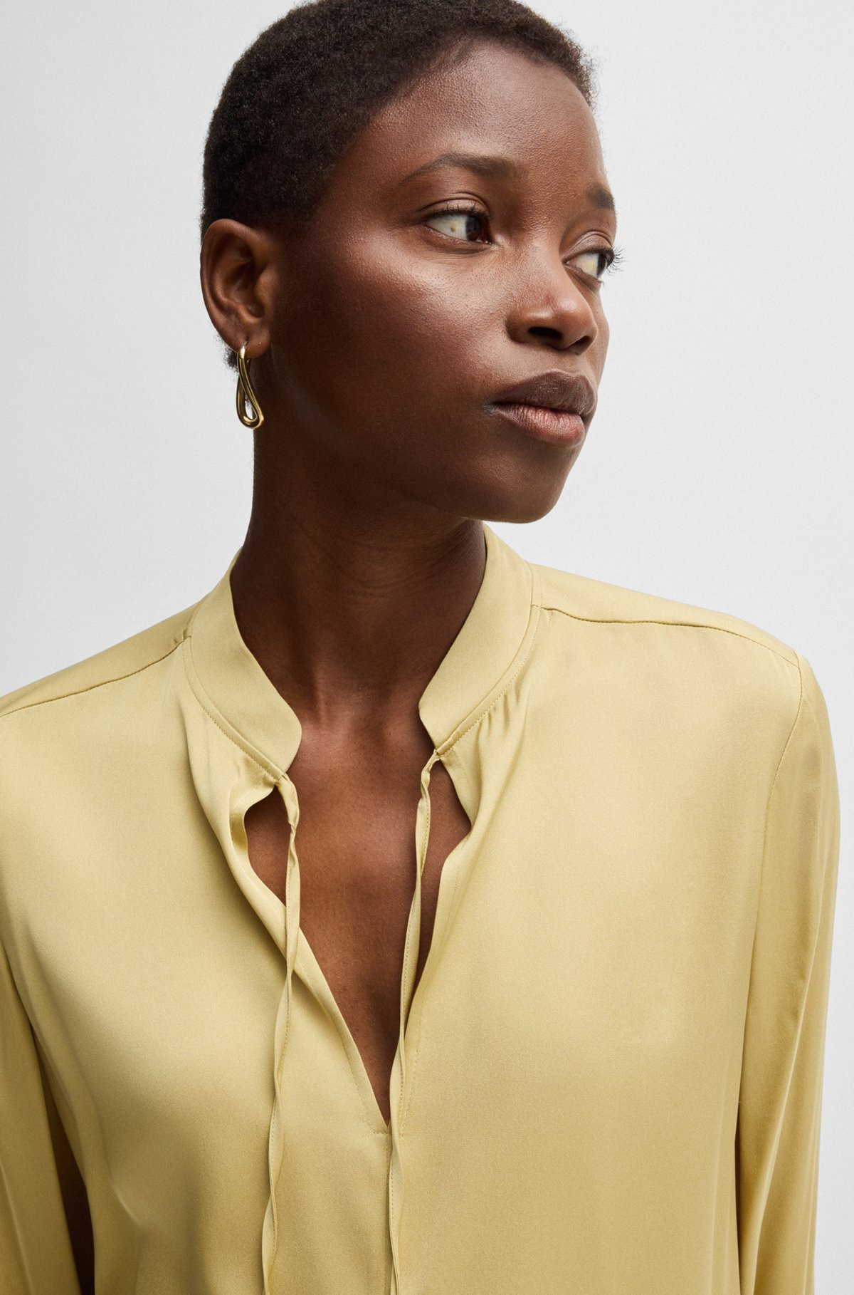RELAXED-FIT BLOUSE IN STRETCH SILK WITH KEYHOLE NECKLINE - 4