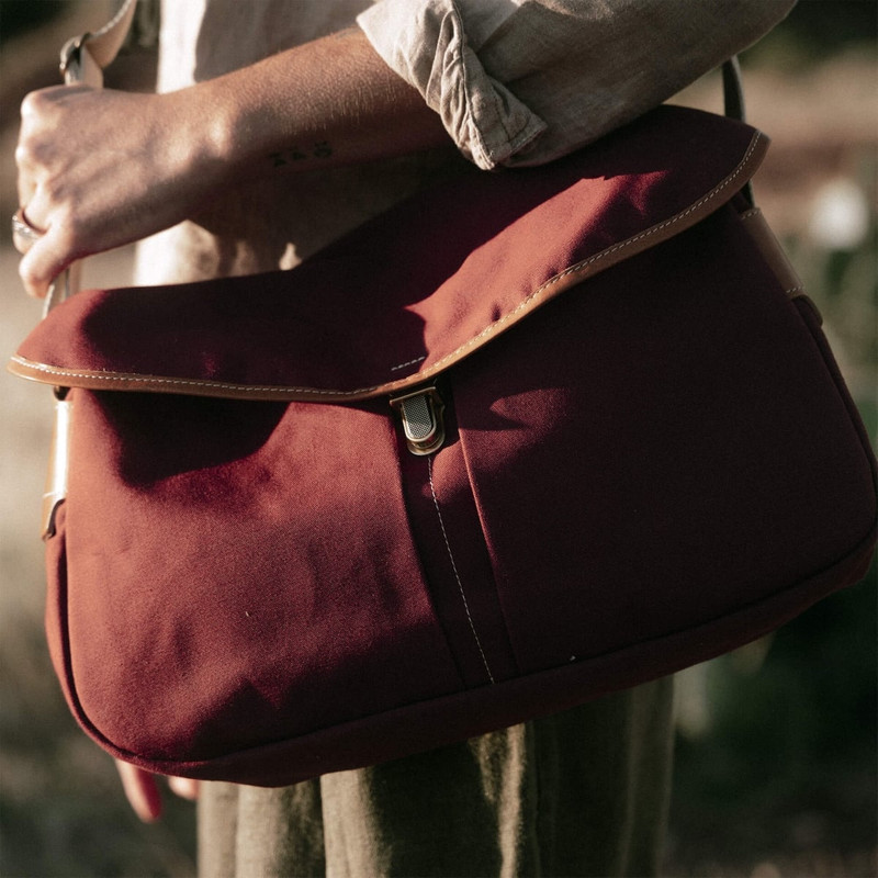 LÉON MESSENGER BAG - CARDINAL RED 8