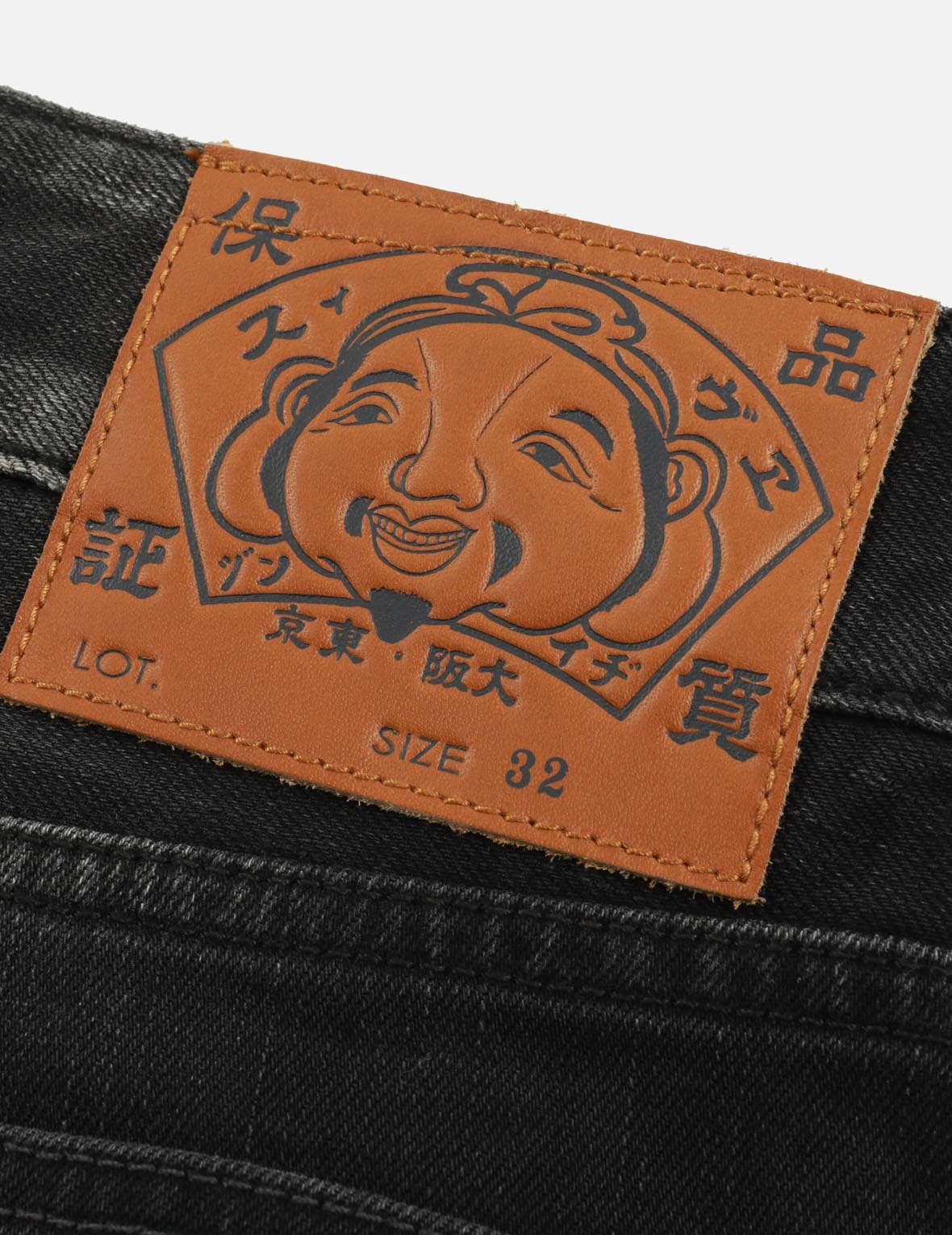 SEAGULL APPLIQUÉ EMBROIDERY AND GODHEAD PRINT
RELAX FIT DENIM SHORTS - 12