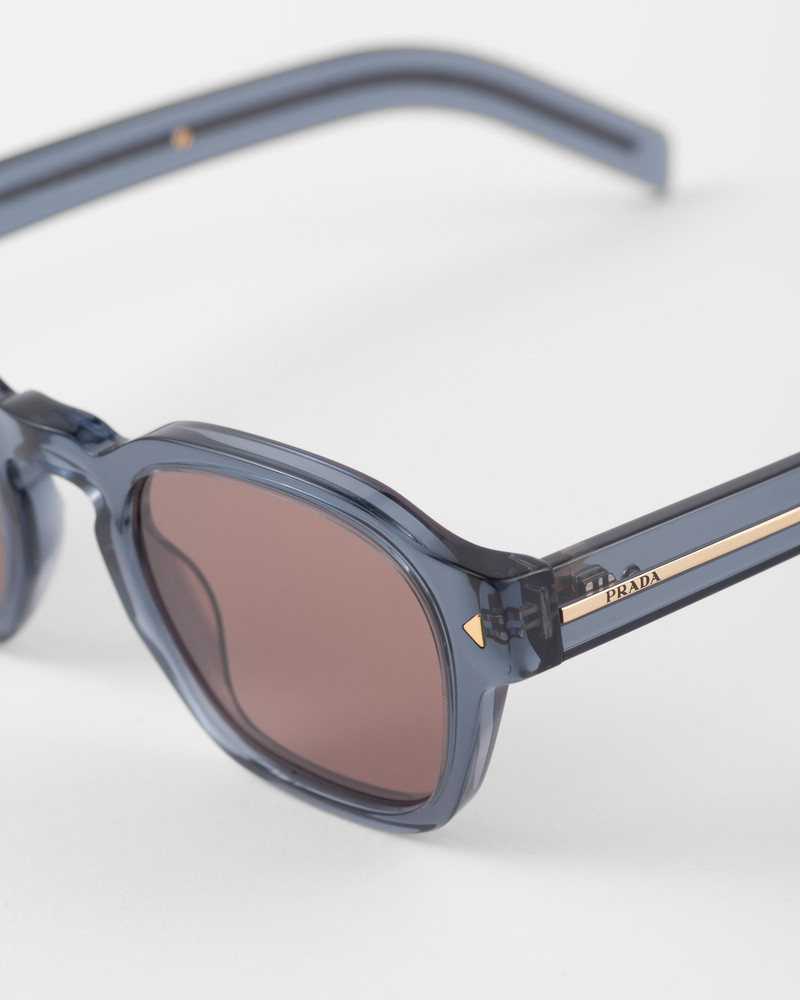 Sunglasses with iconic metal plaque 5