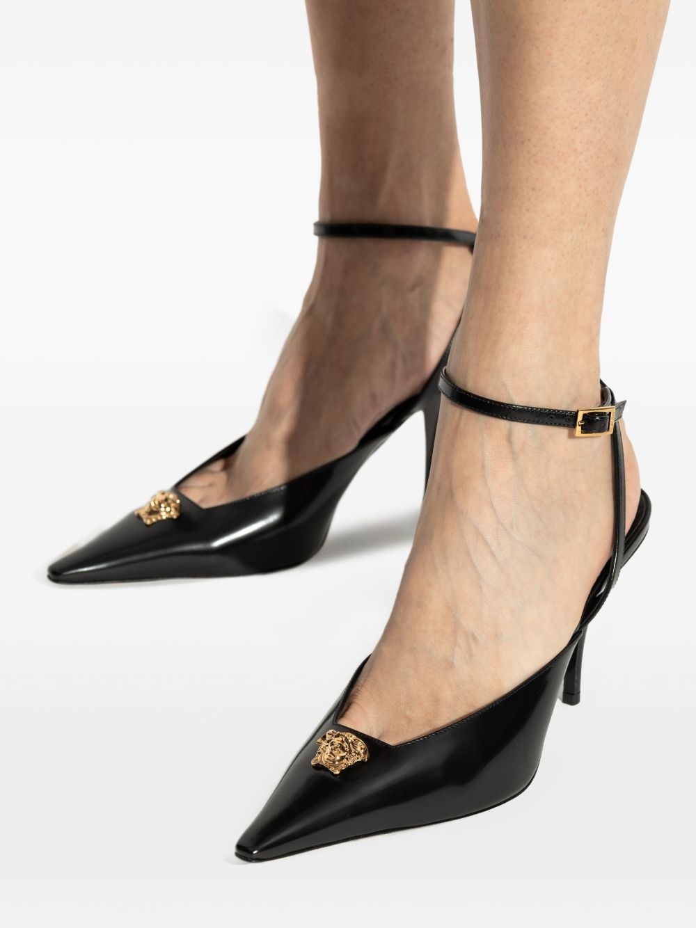 85mm medusa-embellished pointed-toe pumps - 5