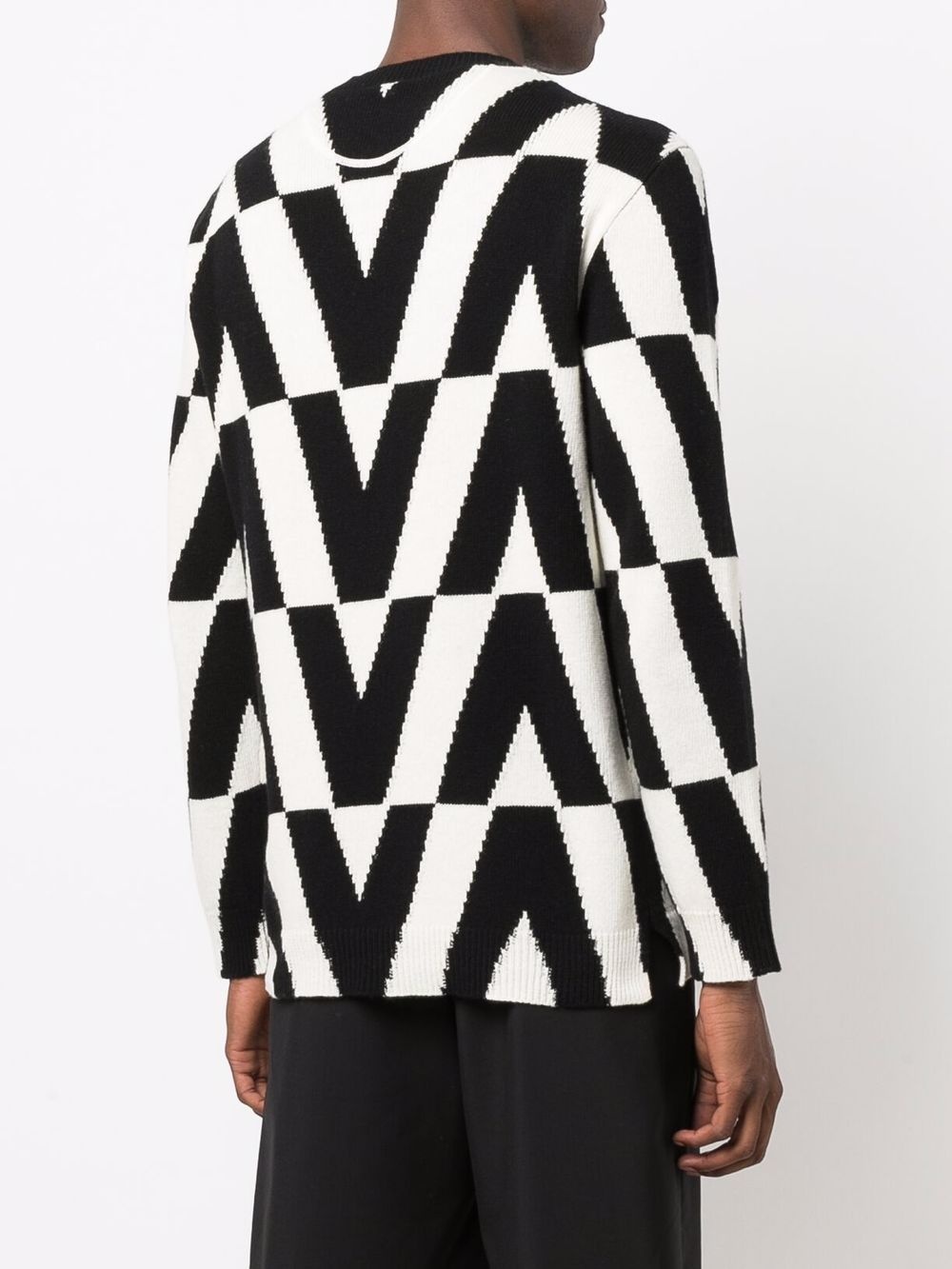 V-motif graphic-knit long-sleeve jumper - 4