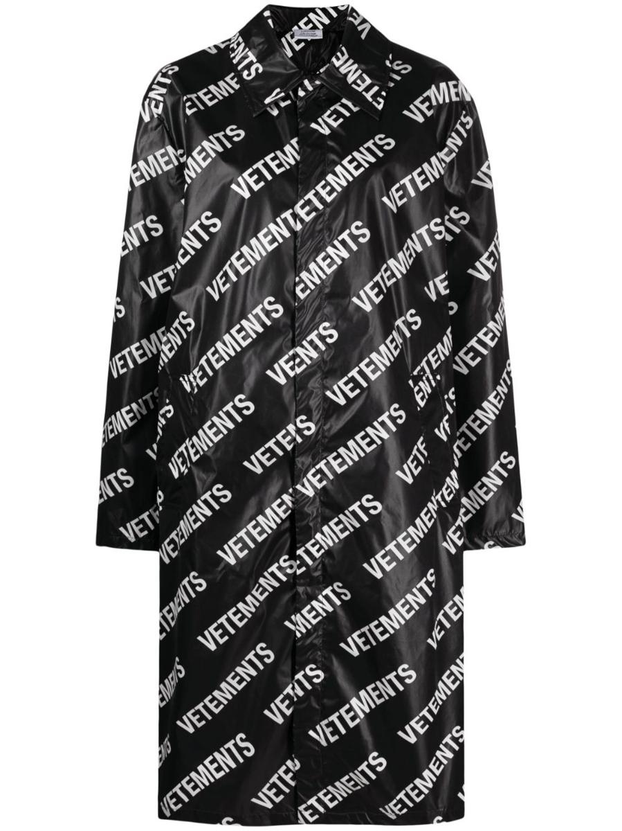 コート VETEMENTS FW23 MONOGRAM RAINCOAT (UE54CO120B BLACK WHITE) VETEMENTS Vetements VETEMENTS MONOGRAM RAINCOAT CLOTHING
