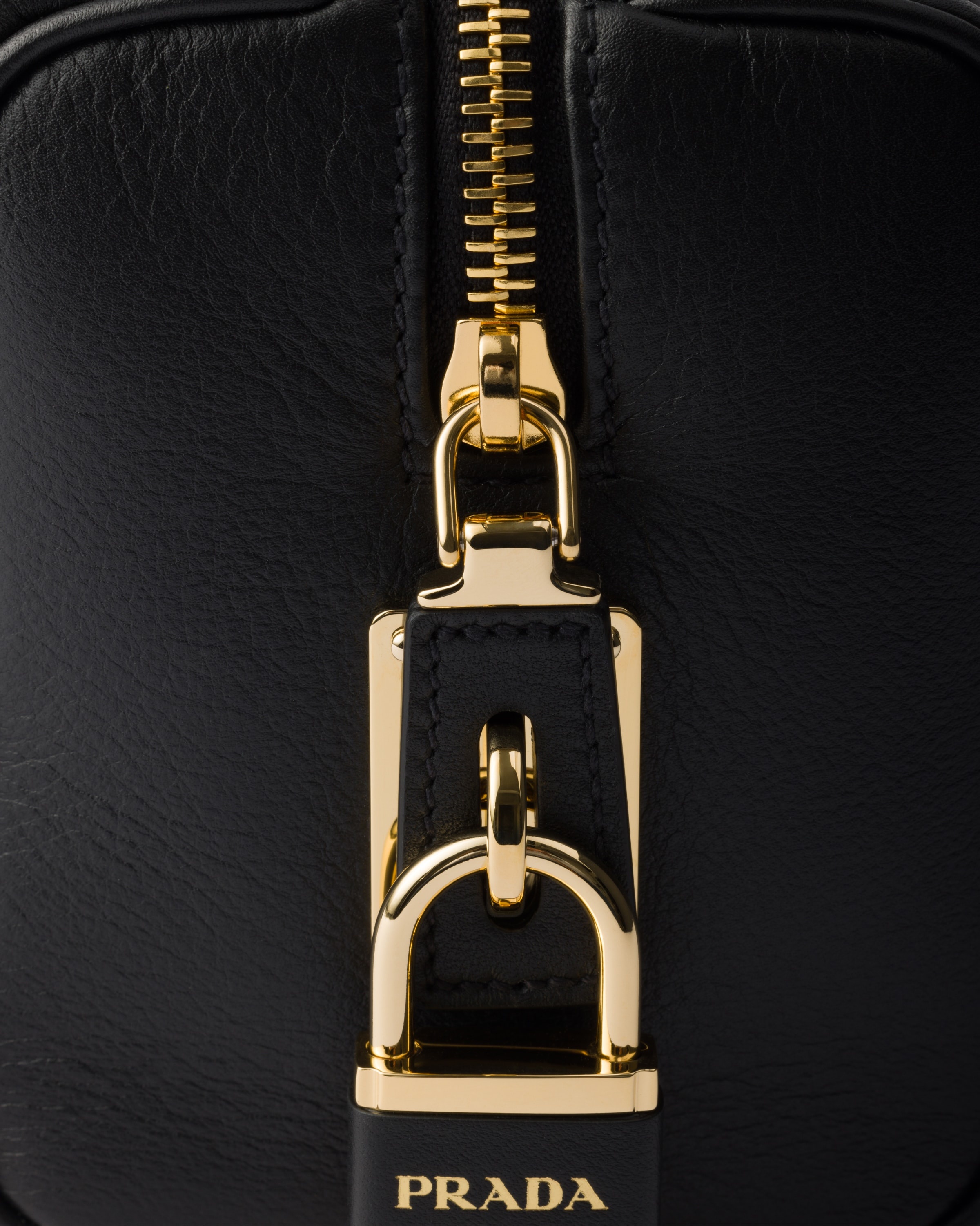Medium leather top-handle bag with padlock - 5