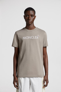 MONCLER ロコフリントクルネックTシャツ K10918C0005889A17 7A9 MONCLER ロコフリントクルネックTシャツ CK10918C0005889A17 002