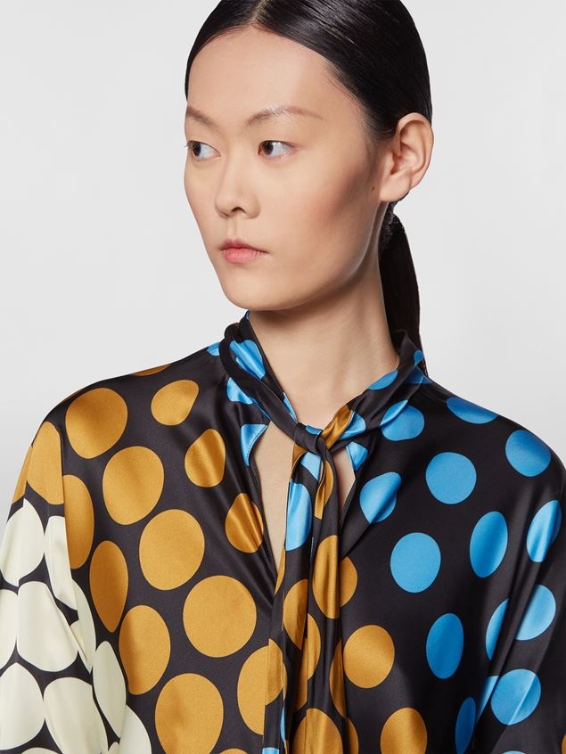 POP POIS PRINT VISCOSE SATIN DRESS WITH LAVALLIÈRE COLLAR - 4