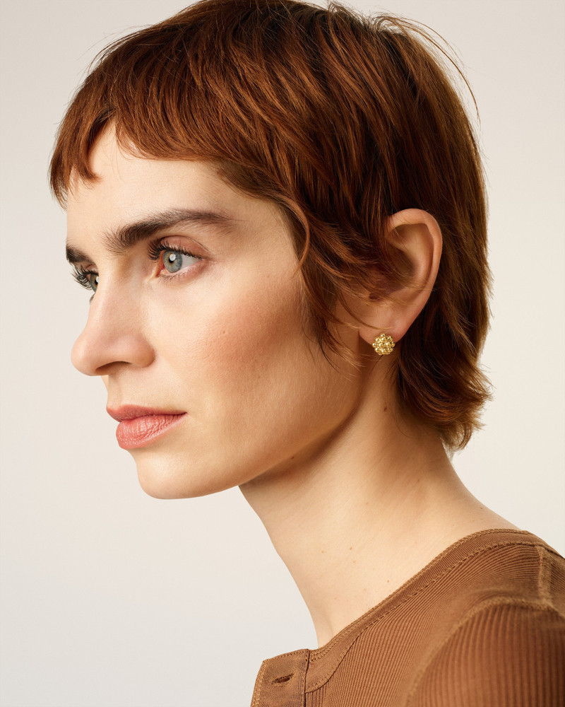 AMI Paris GOLD BRASS PEARL STUDS outlook