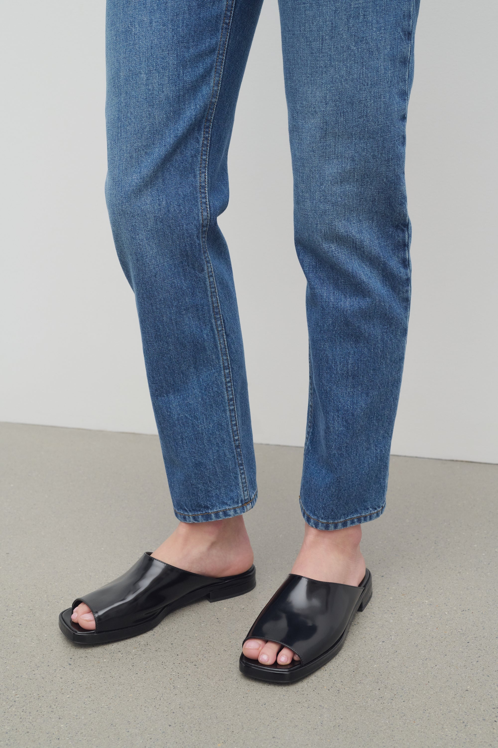 サンダル・ミュール [The Row] Emi Mule in Leather Emi Mule Black in Leather – The Row
