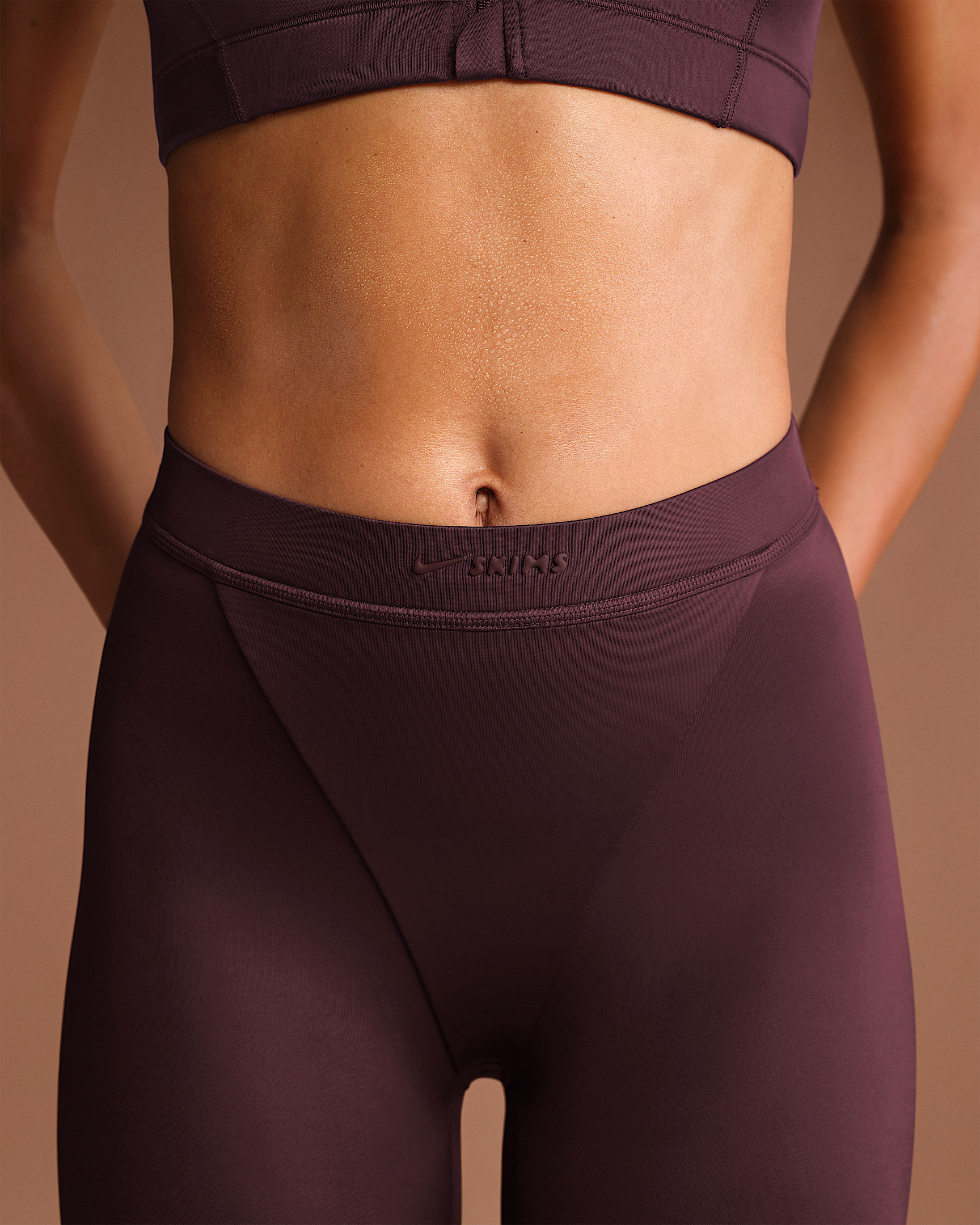 NikeSKIMS Shine Women's High-Waisted V-Panel 26" Leggings - 6