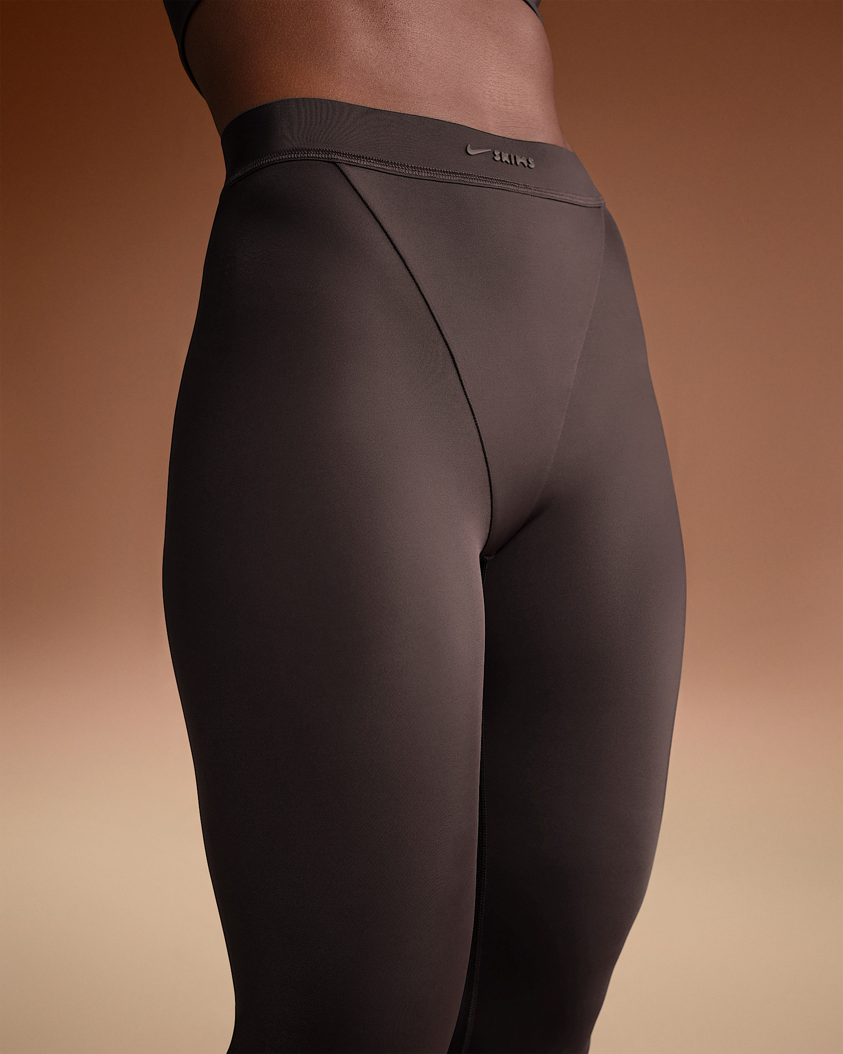 NikeSKIMS Shine Women's High-Waisted V-Panel 26" Leggings - 2