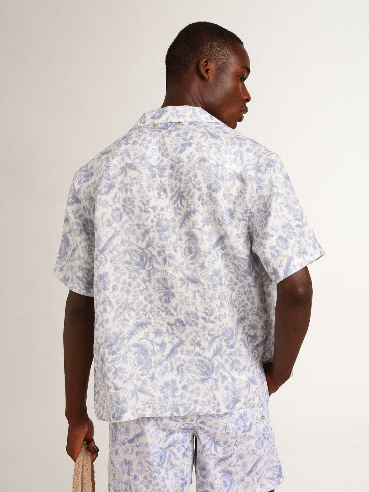Resort Collection linen shirt with Mediterranean blue print - 4