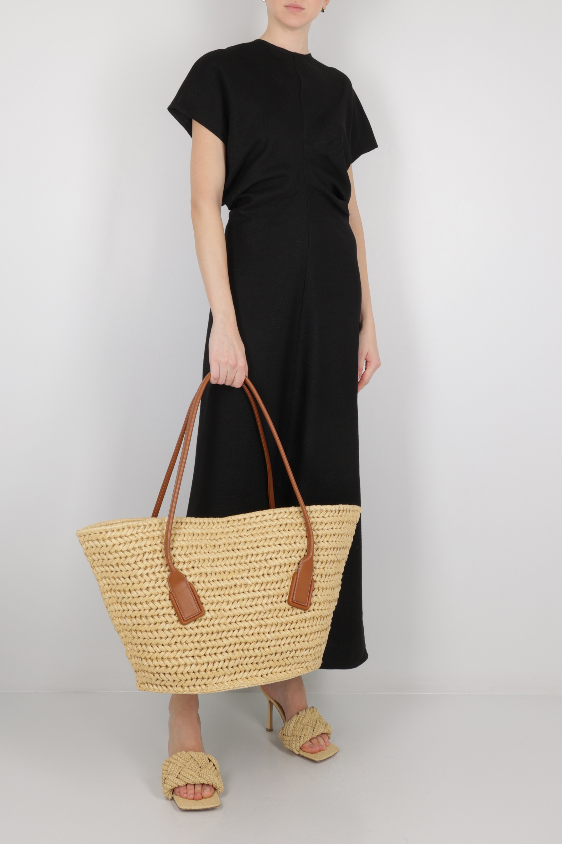 【関税&送料込】Bottega Veneta Arco Medium Raffia Crochet Sh Bottega Veneta Arco Raffia Medium Tote Bag | LN-CC