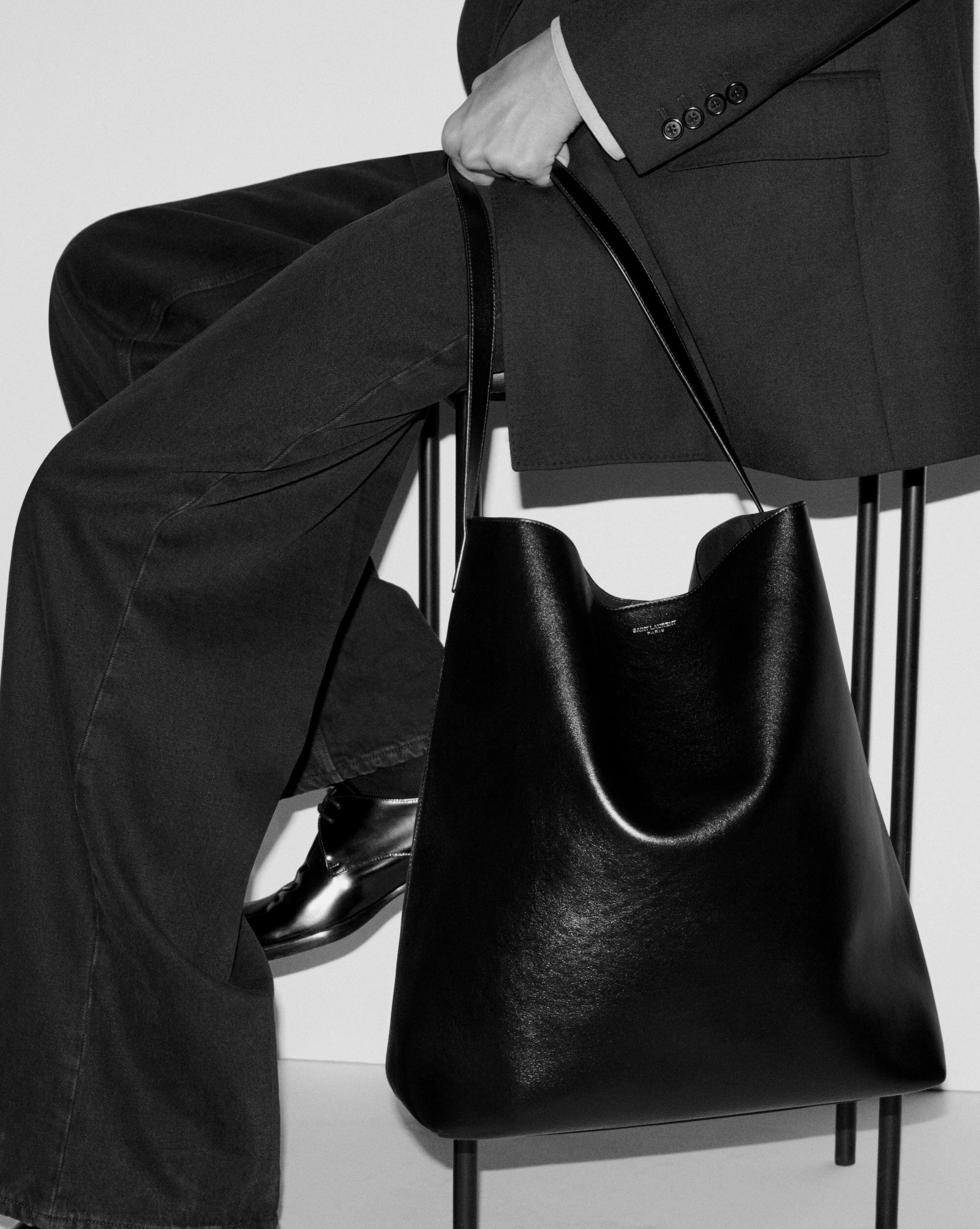 BOLD HOBO BAG IN SMOOTH LEATHER - 2