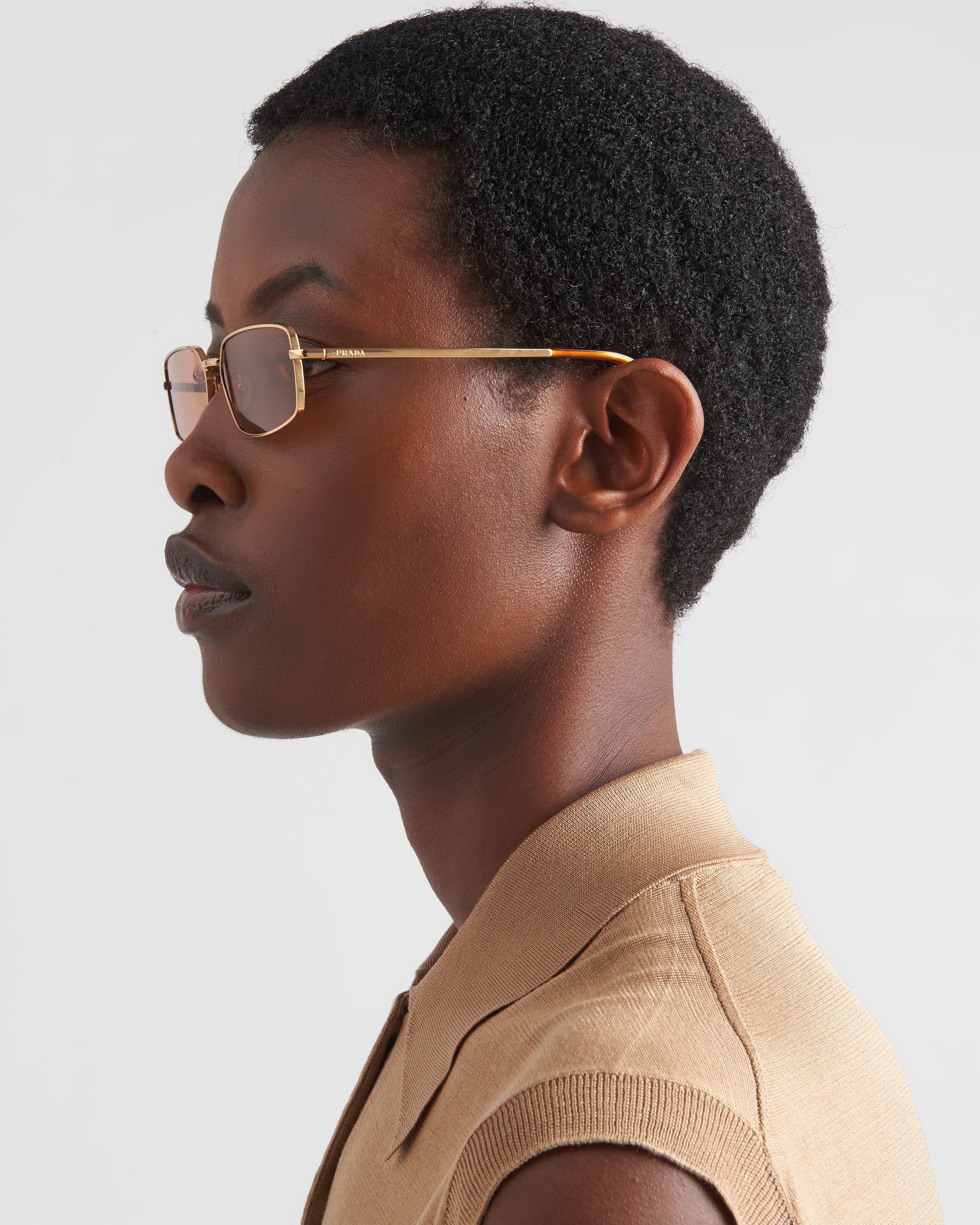 Sunglasses with the Prada logo - 2