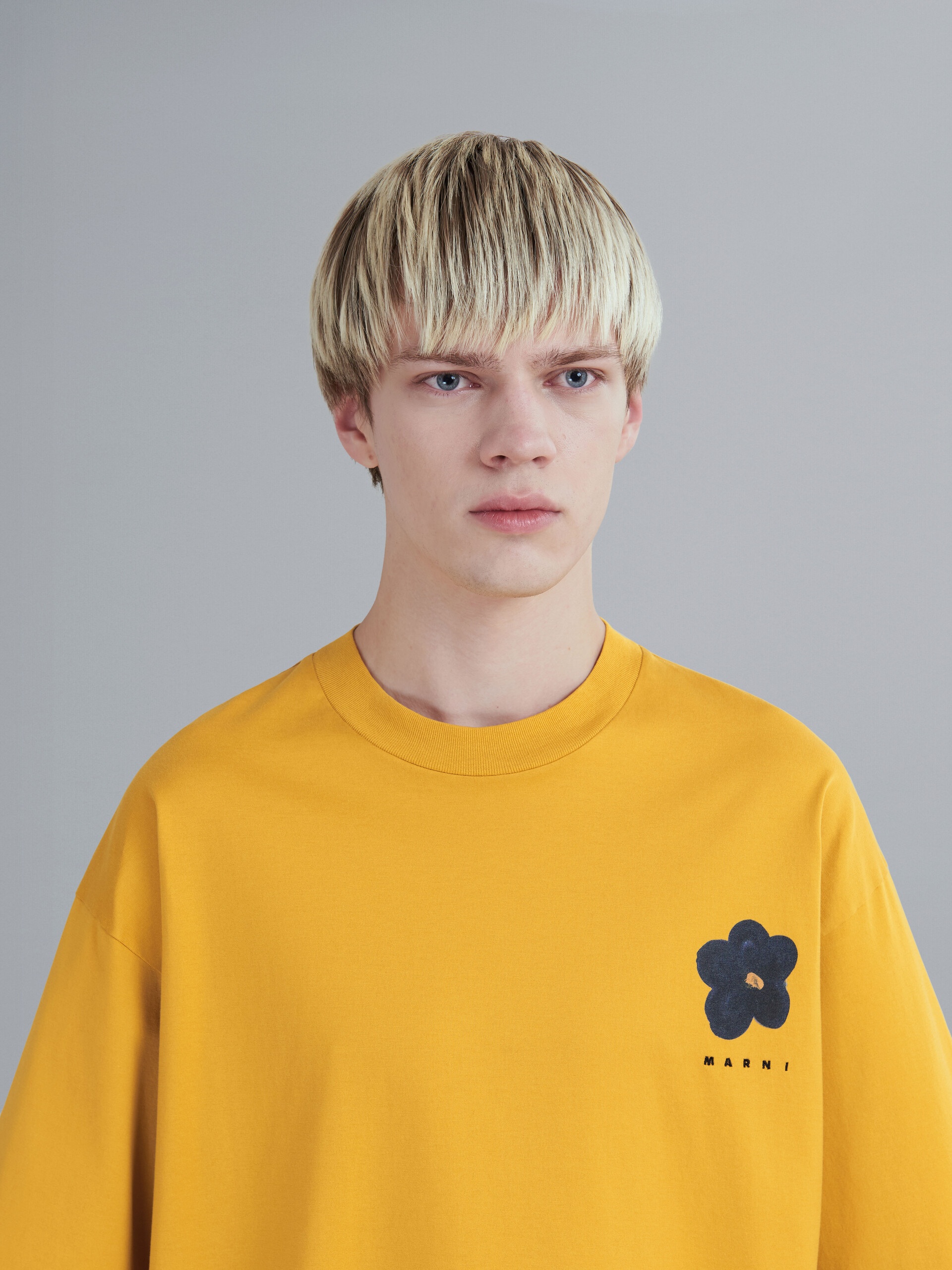 BLACK DAISY PRINT YELLOW JERSEY CREWNECK T-SHIRT - 4