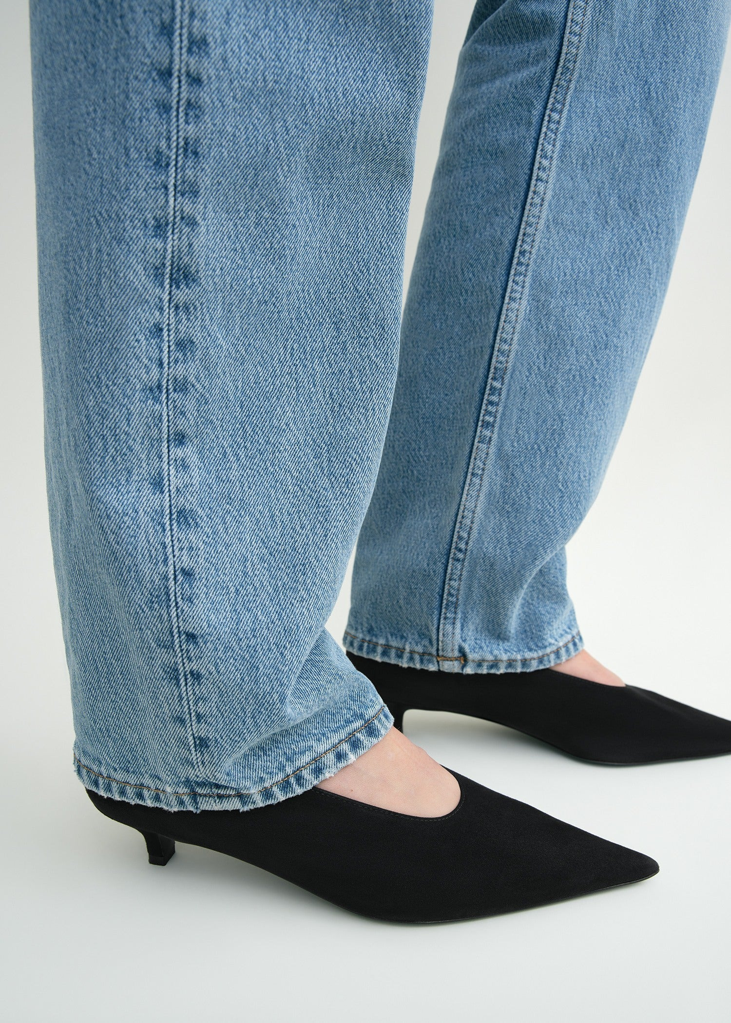 Sharp suede kitten pumps black - 3