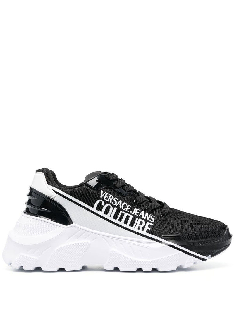 로고 세부 chuncky sneackers 1