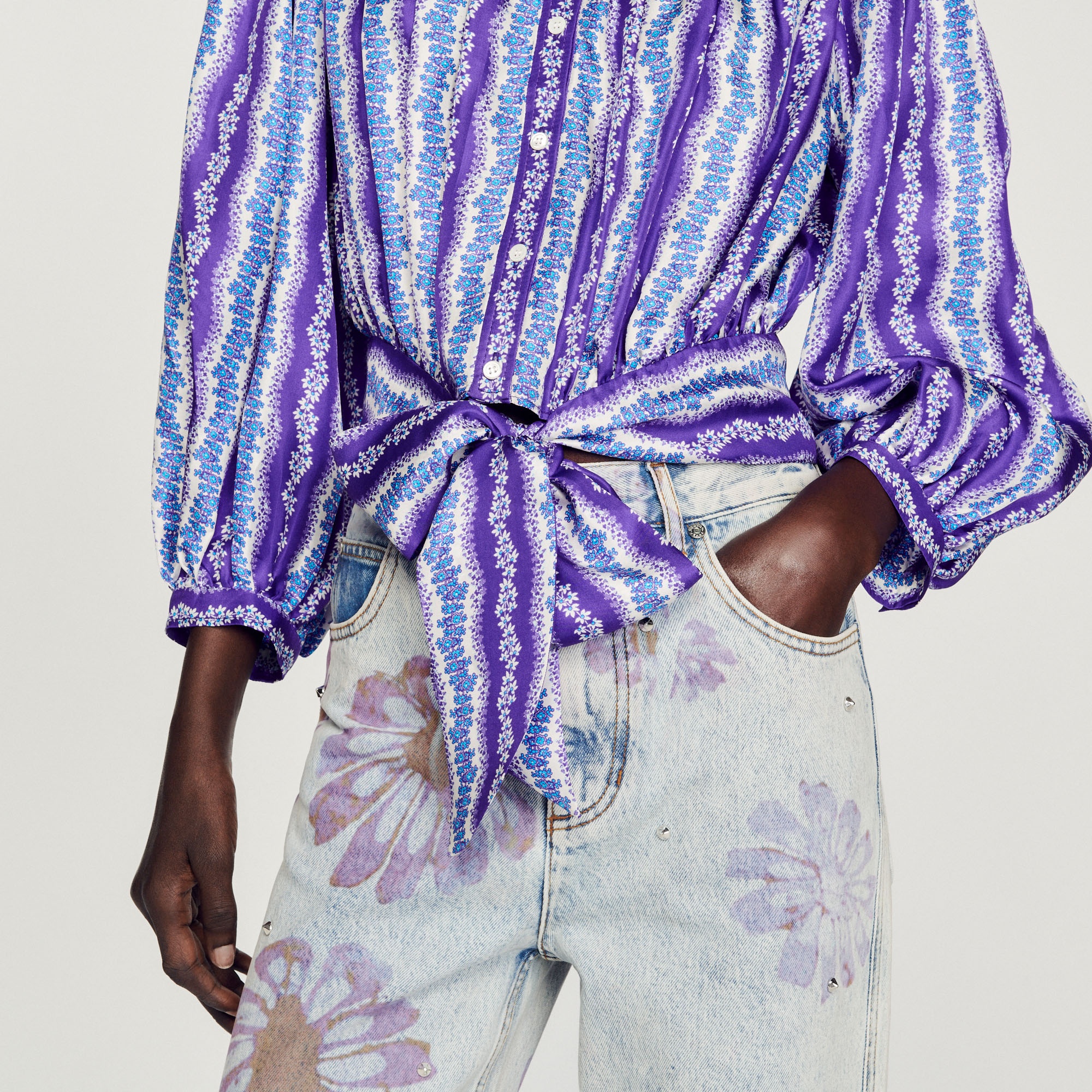Cropped silk shirt with a floral print - 4