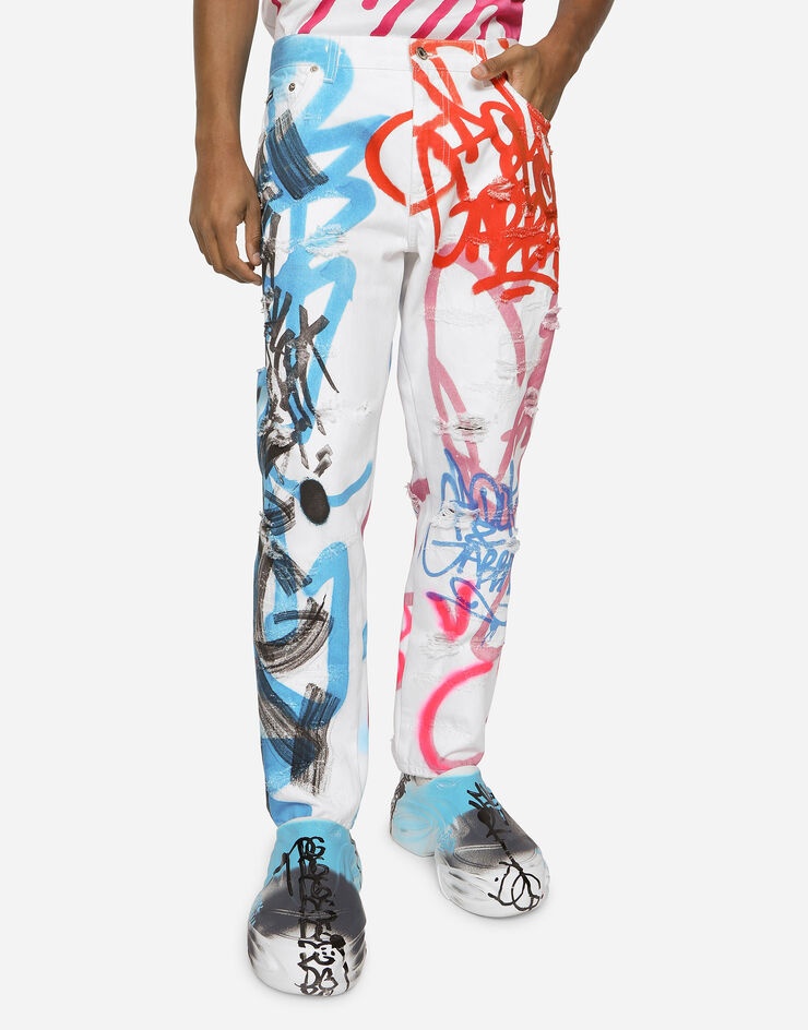Loose jeans with spray-paint graffiti print - 4