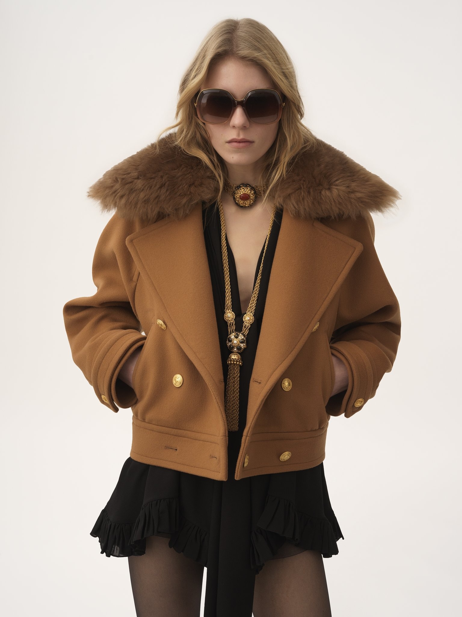 SHORT BOXY DOUBLE-BREASTED COAT IN SOFT WOOL - 5