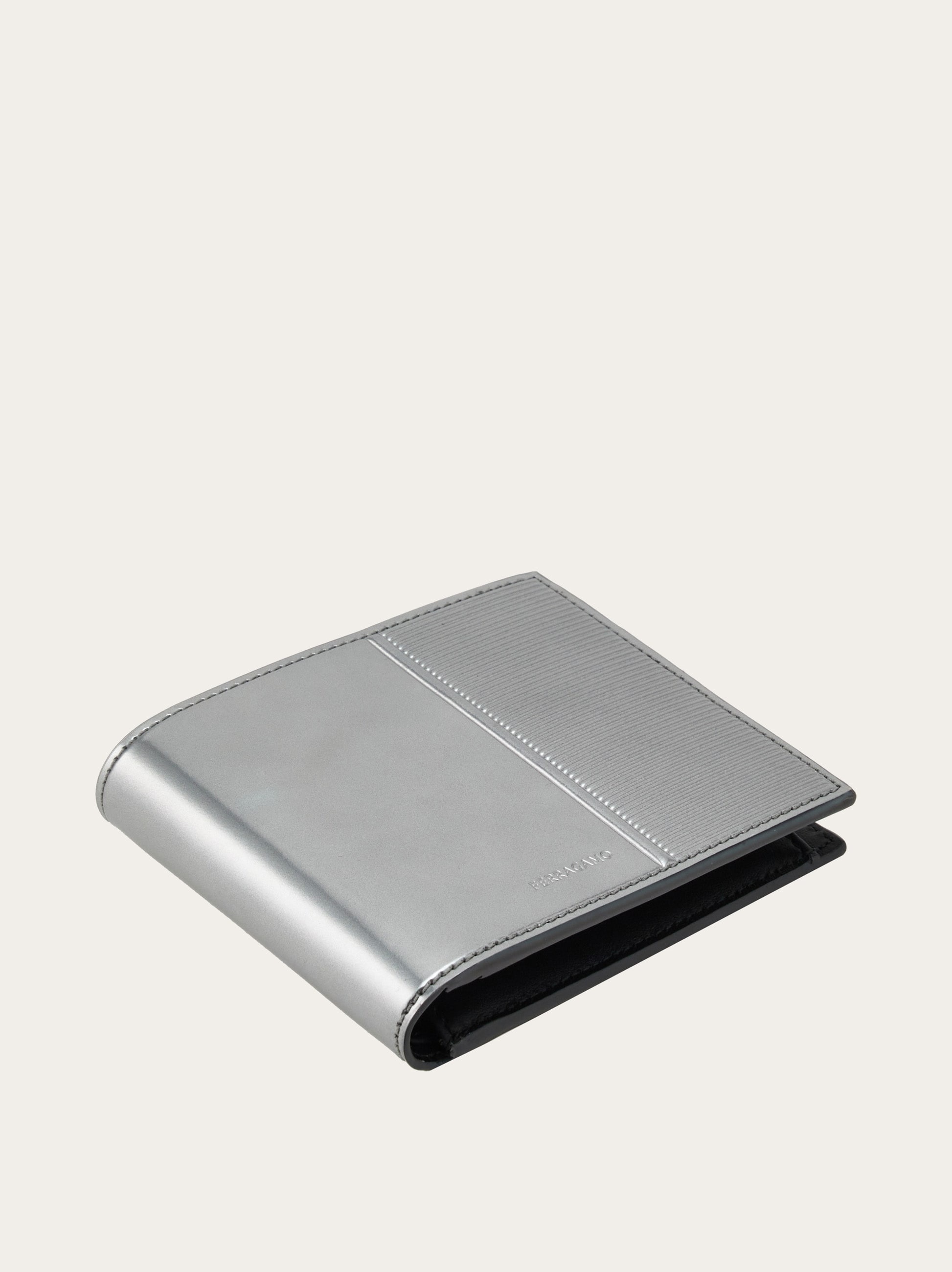 Wallet with knurled detailing 2