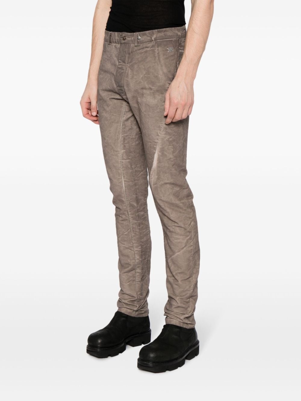 logo-plaque crease-effect tapered trousers - 3