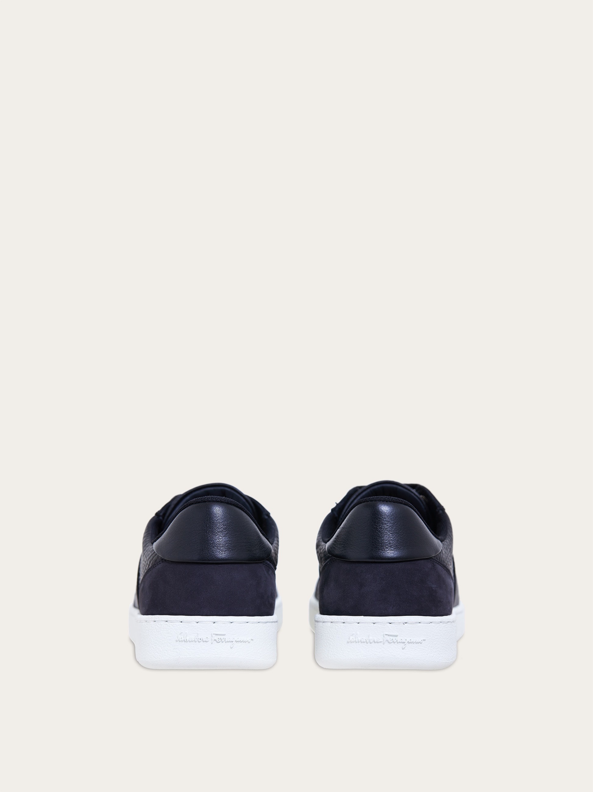 Low-top sneaker with logo - 3