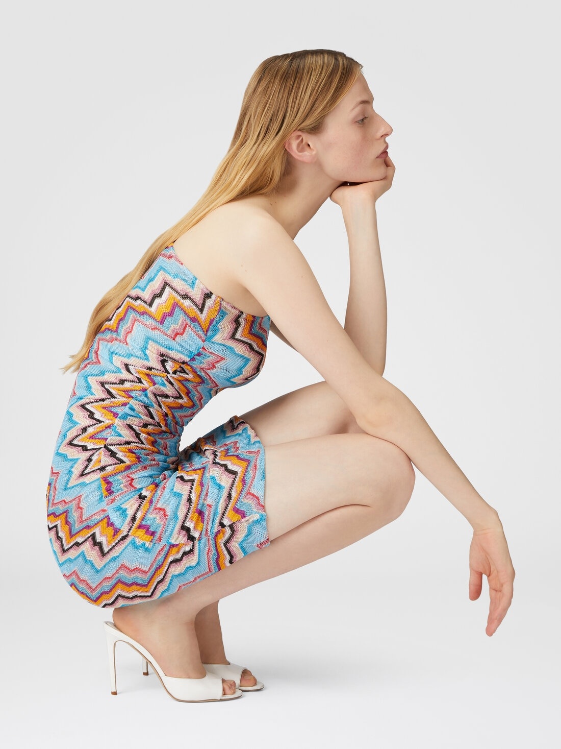 Short one-shoulder cover-up with zig zag pattern - 4