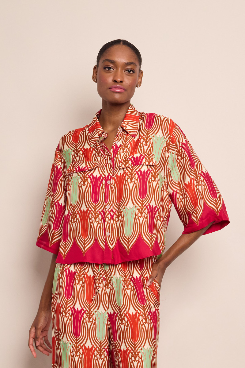 Cara Cara Calvia Shirt
Where Crisp Tailoring Meets a Geometric Daydream outlook