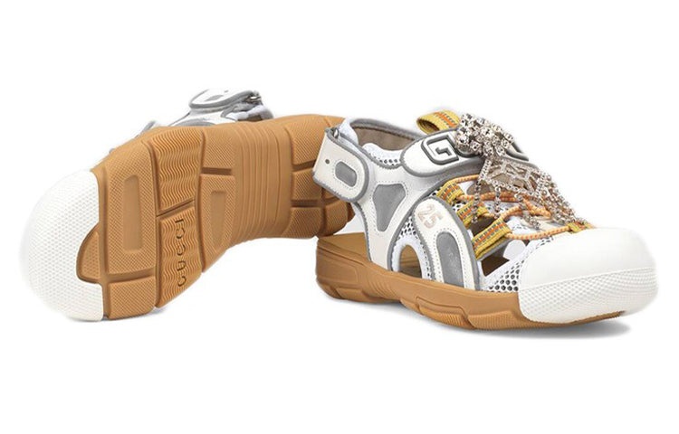 (WMNS) Gucci Tinsel Sport Sandals 'Crystal White Grey' 571557-98D10-8475 - 4