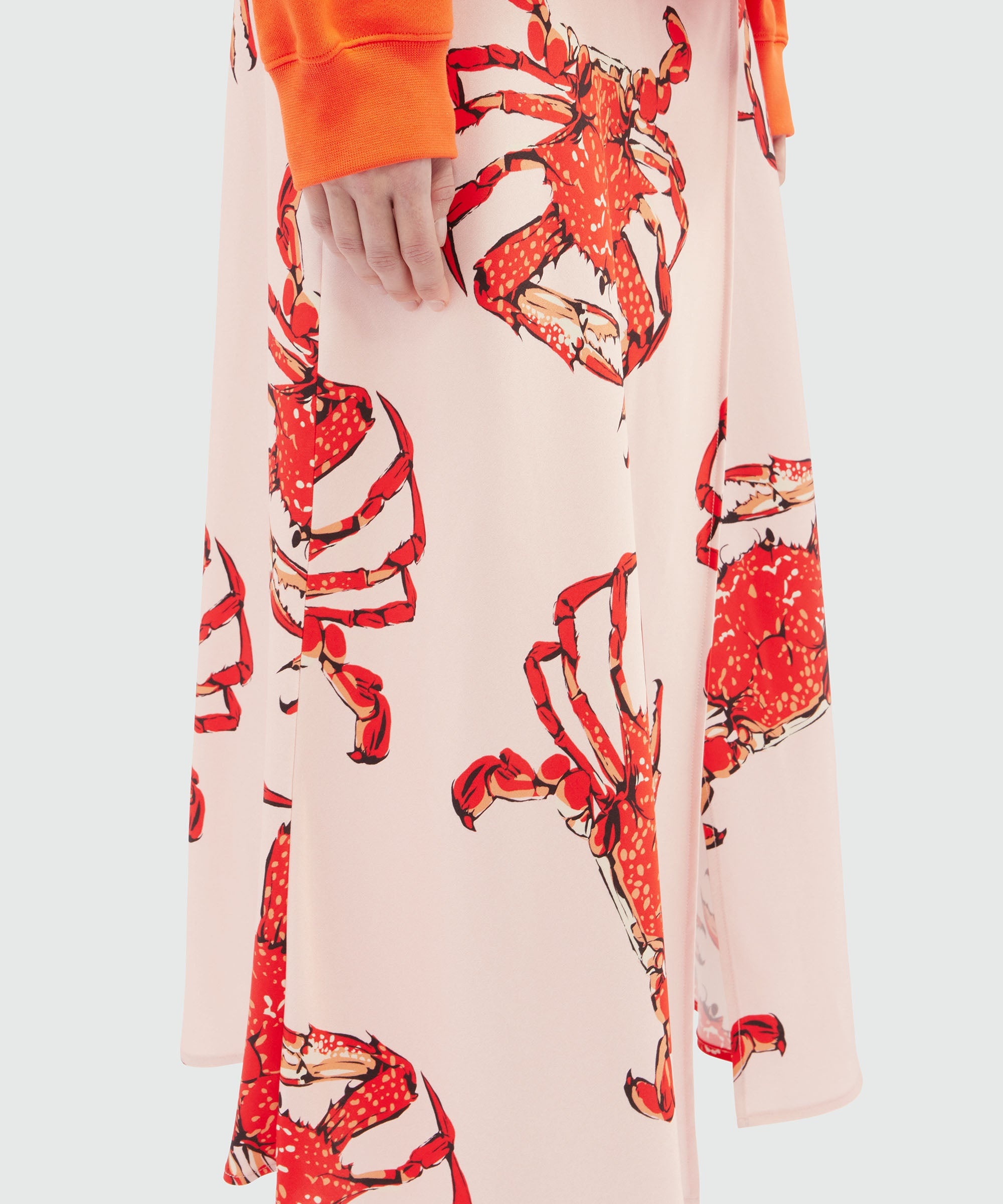 Fluid midi skirt in pink satin with "King grab" print - 5