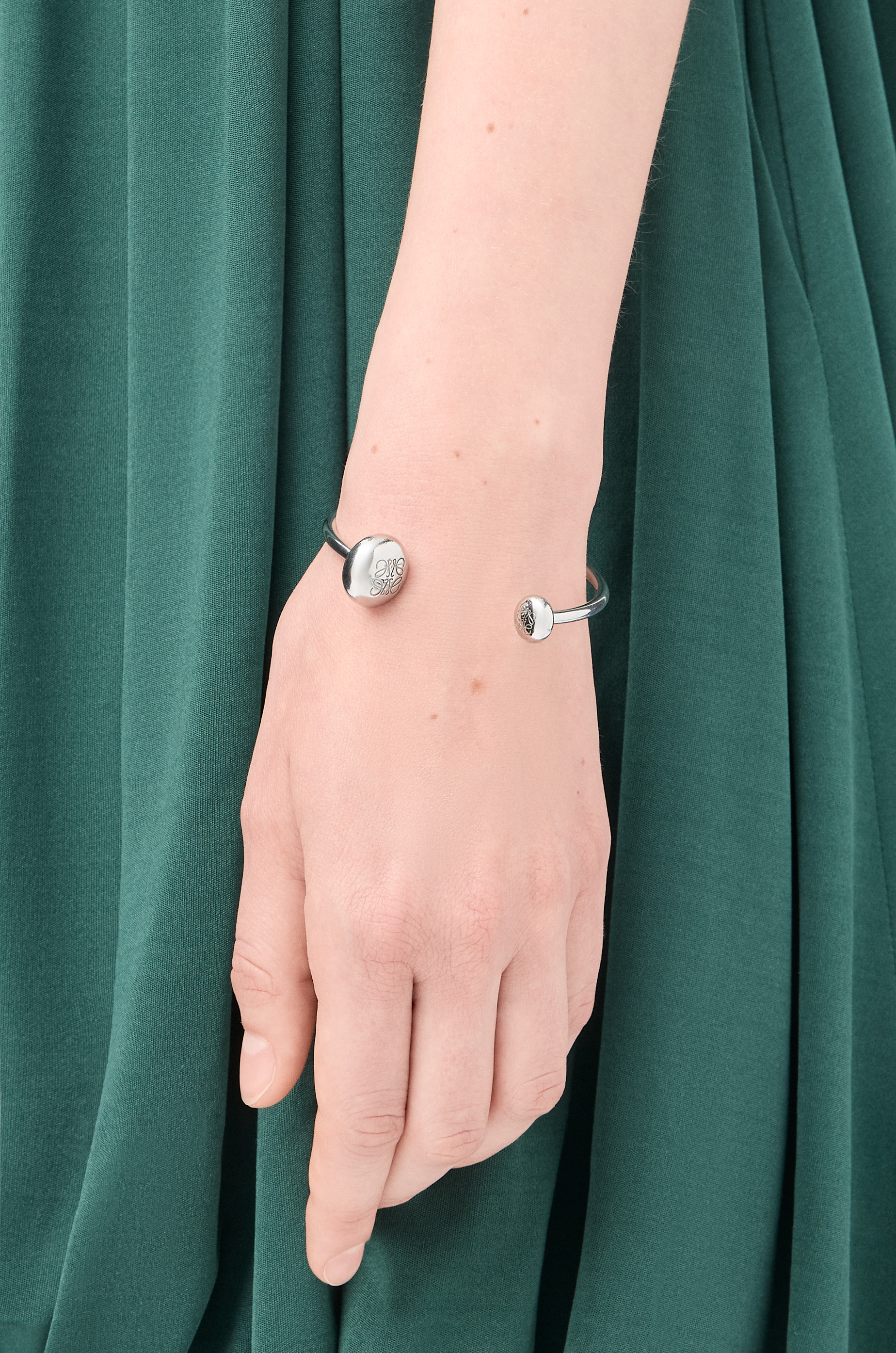 Anagram Pebble cuff in sterling silver - 2
