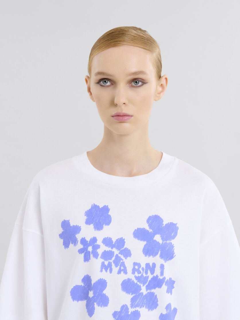 WHITE COTTON T-SHIRT WITH DAISY GARDEN PRINT - 4