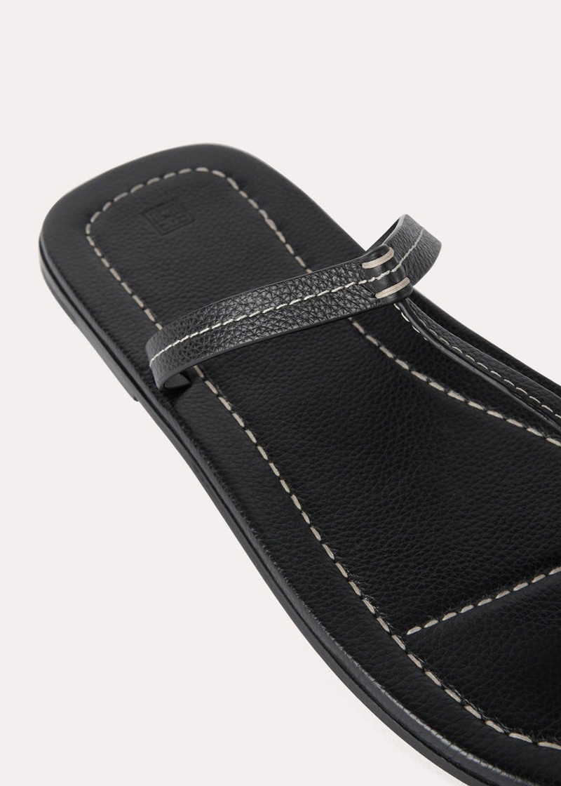 The t-strap sandal black grain 6