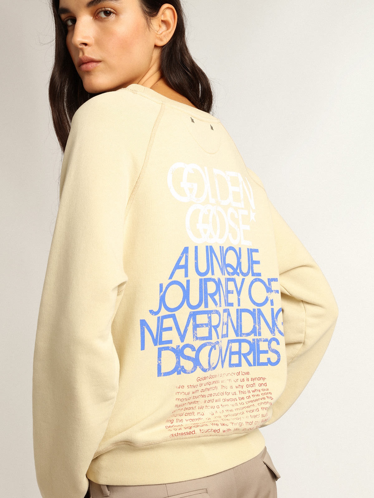 Marzipan-colored sweatshirt with lettering on the back - 2