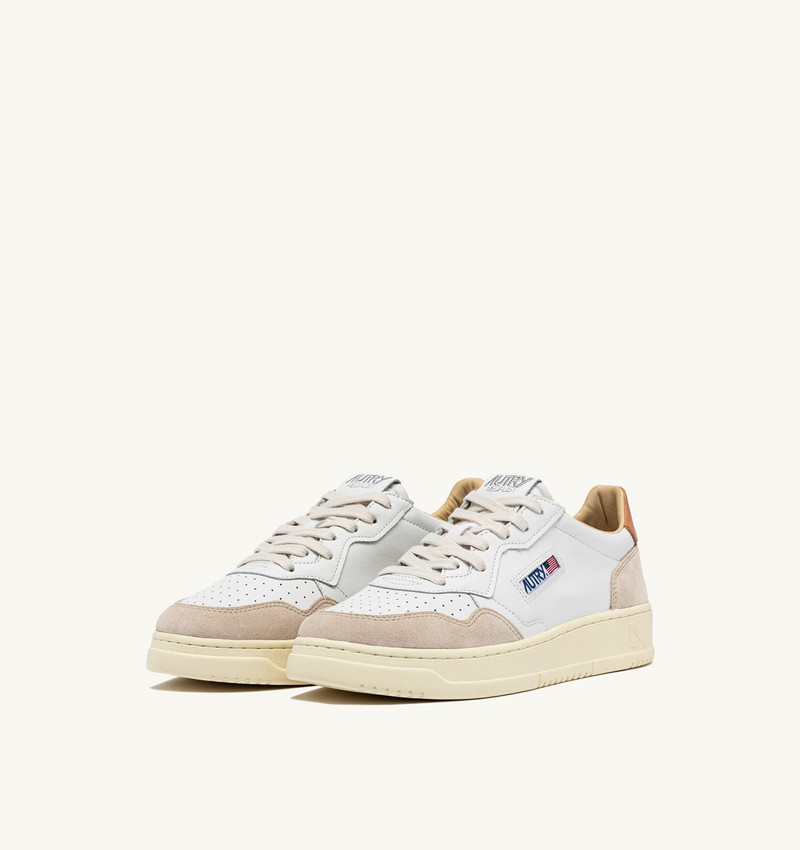 AUTRY MEDALIST LOW SNEAKERS IN WHITE AND SANDSTORM LEATHER SUEDE outlook