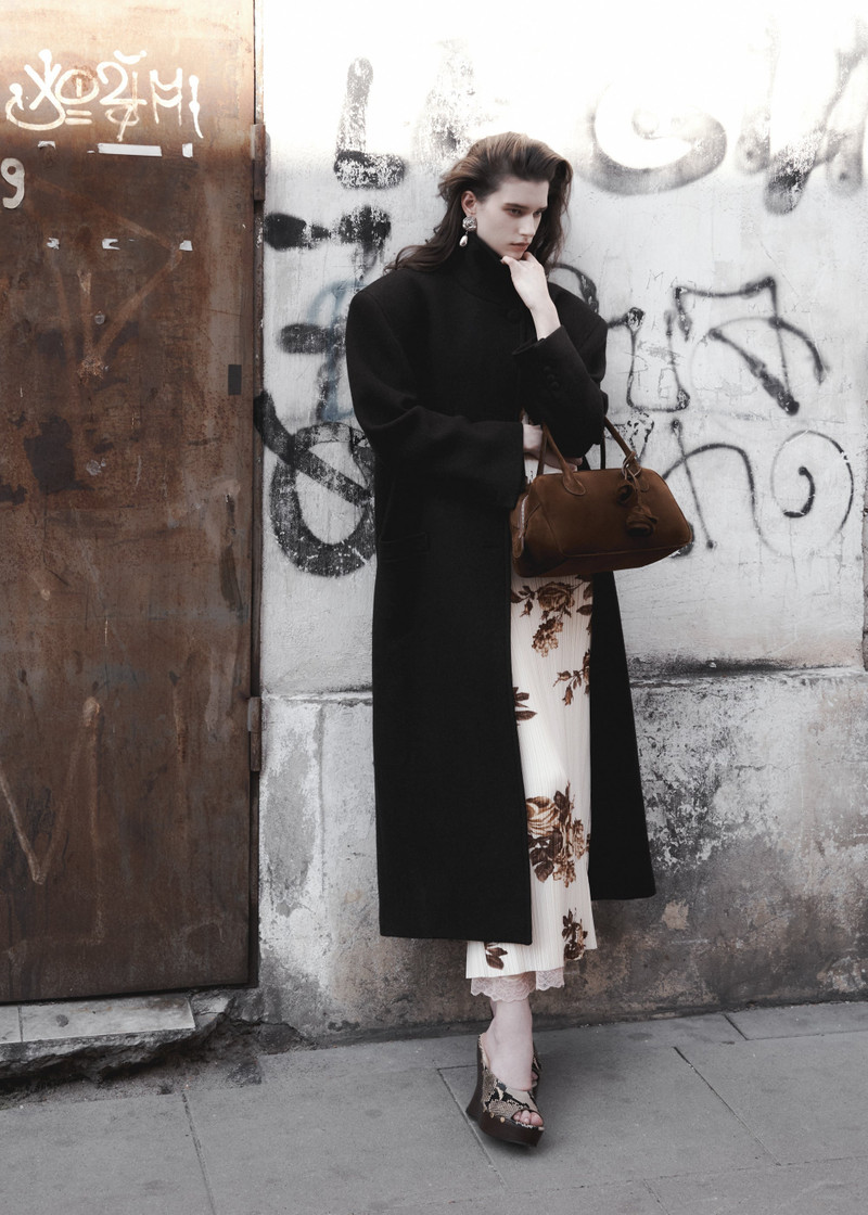 Oversize cashmere coat with stand collar in brown 5