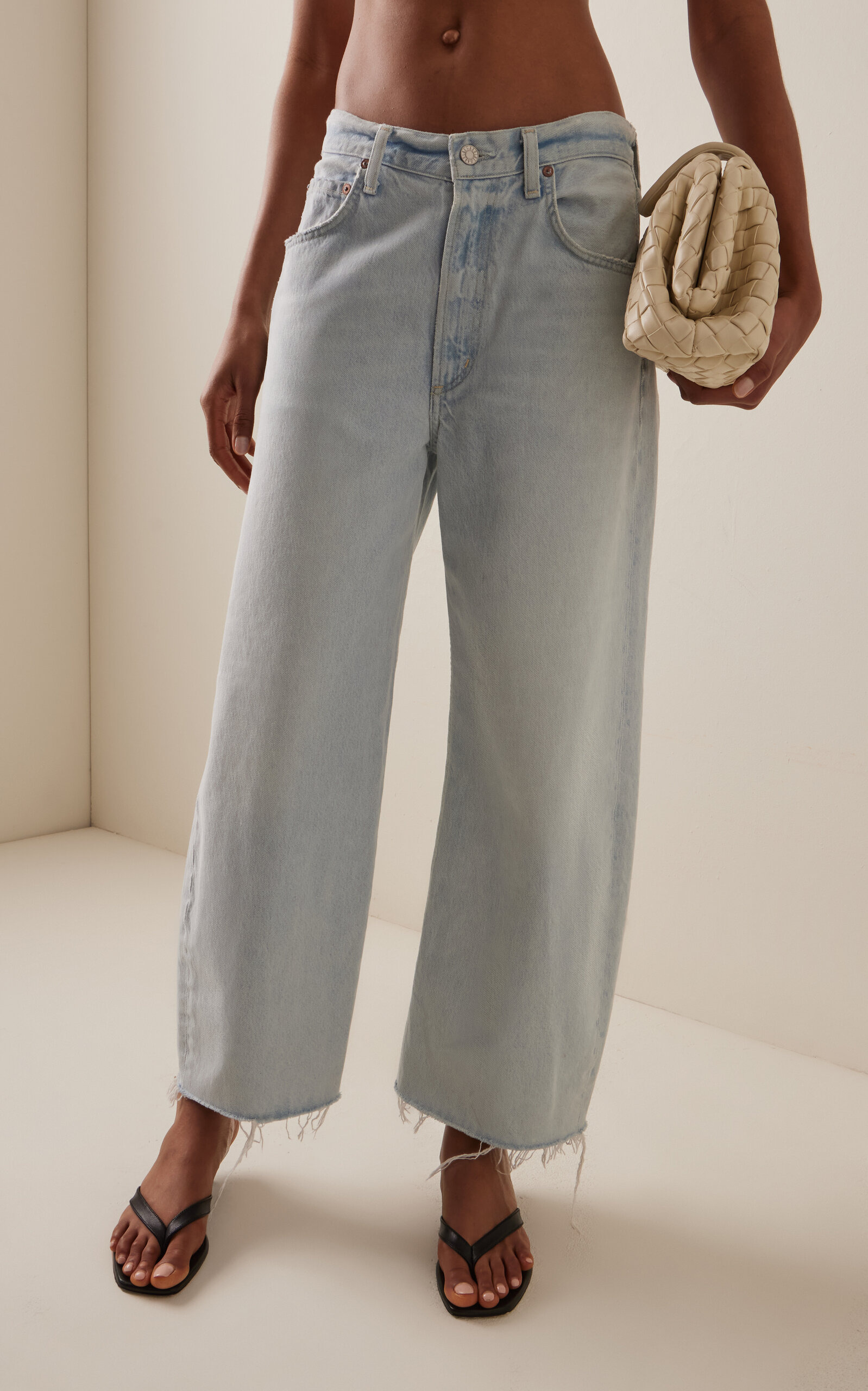 Low Curve Fray Rigid Mid-Rise Barrel-Leg Jeans light wash - 3