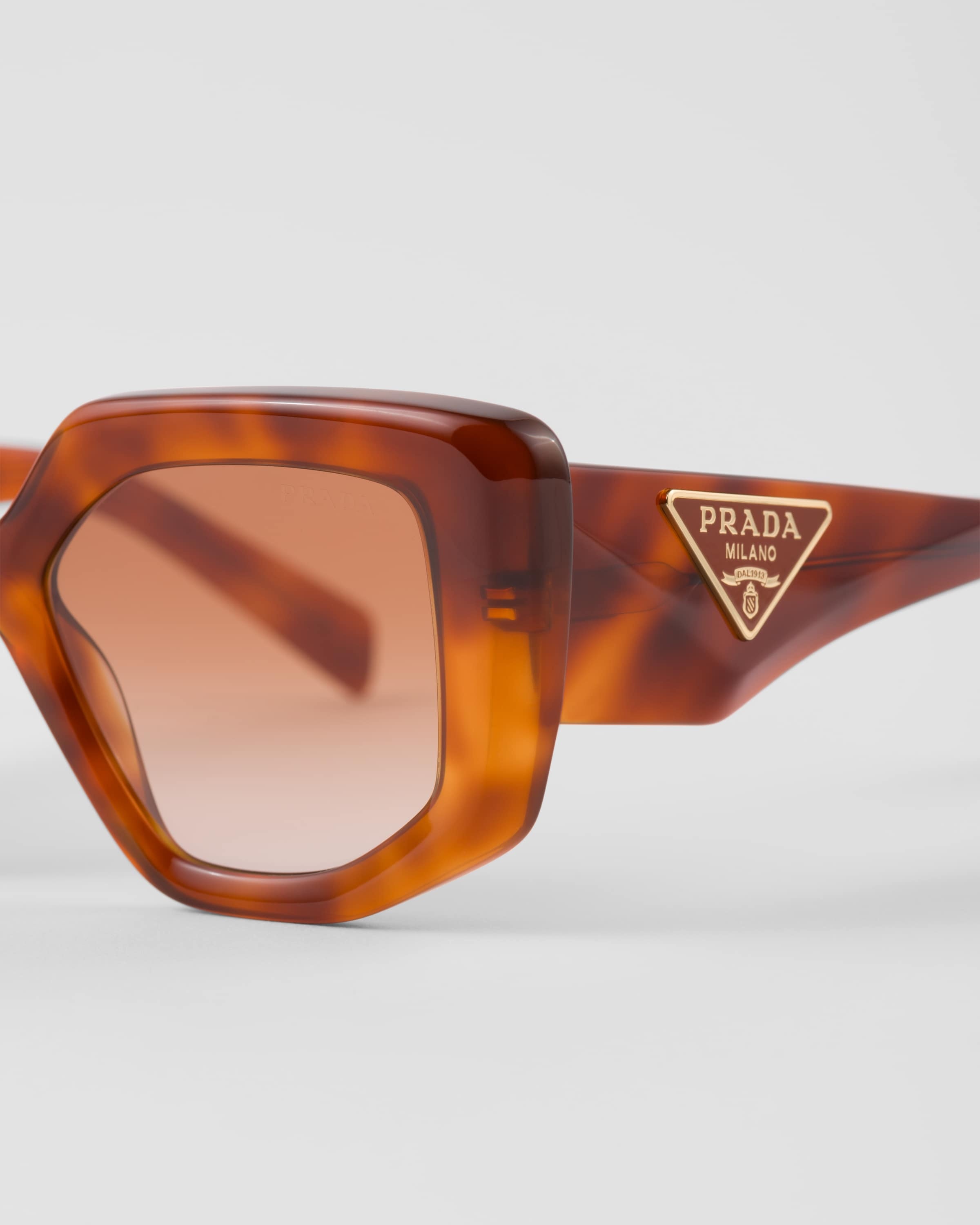 Sunglasses with the Prada logo - 5