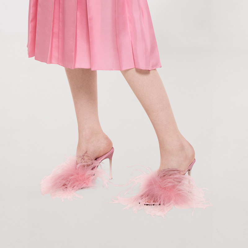 GUCCI Women's Bombshell slide sandal outlook