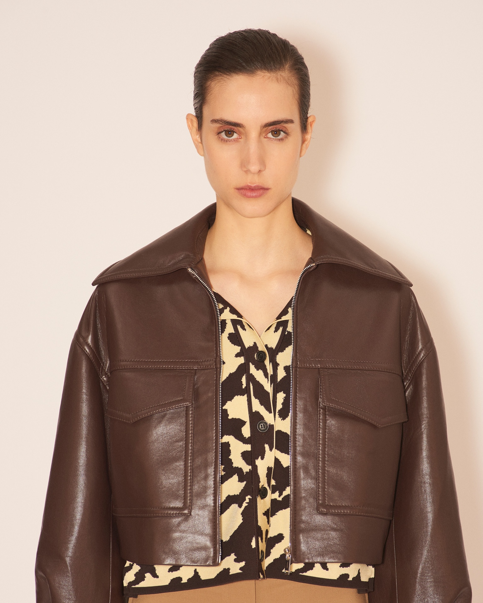 SAPIR - Slim regenerated leather boxxy cropped jacket - Dark brown - 5