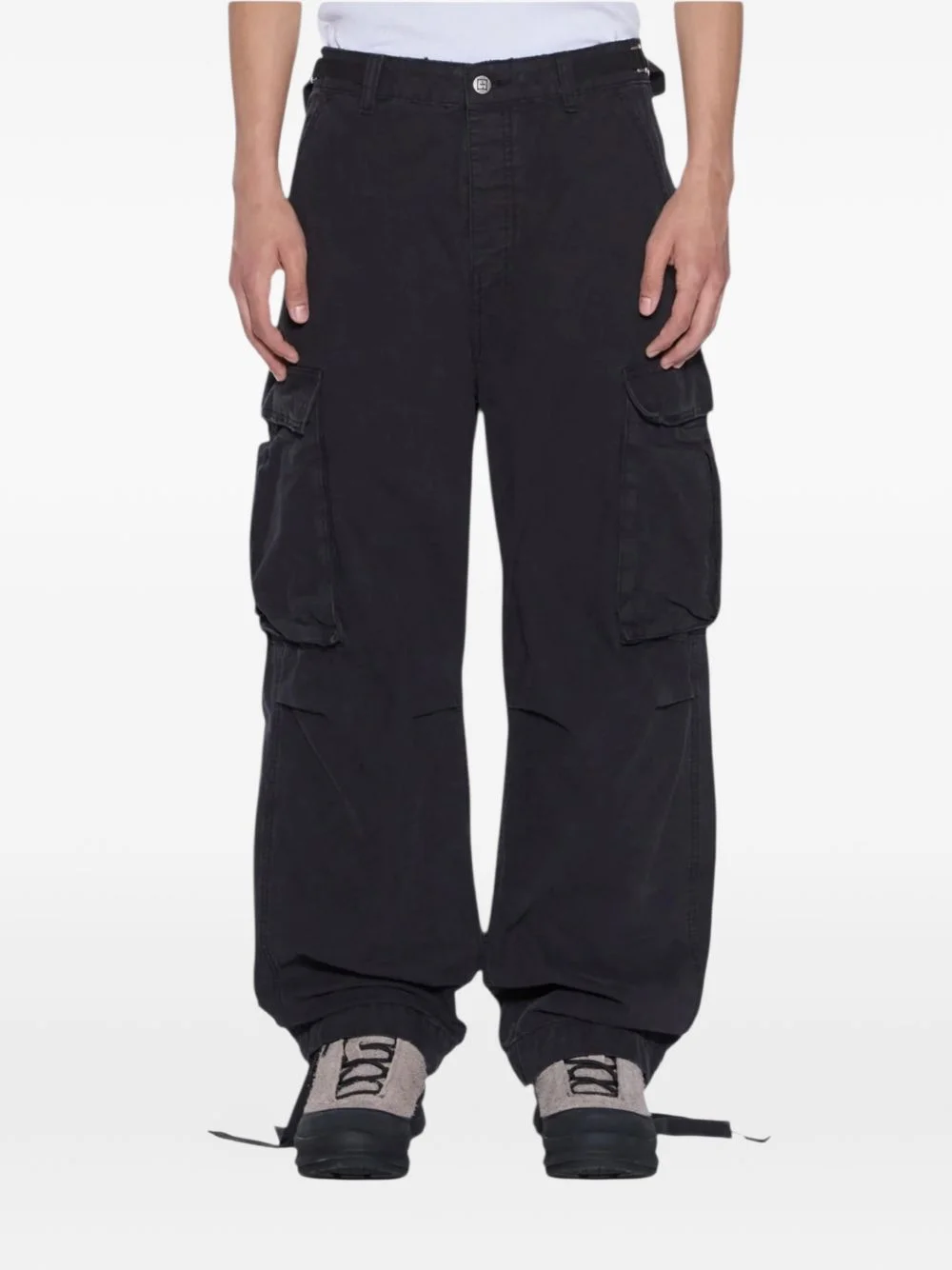 cargo-pockets trousers - 1