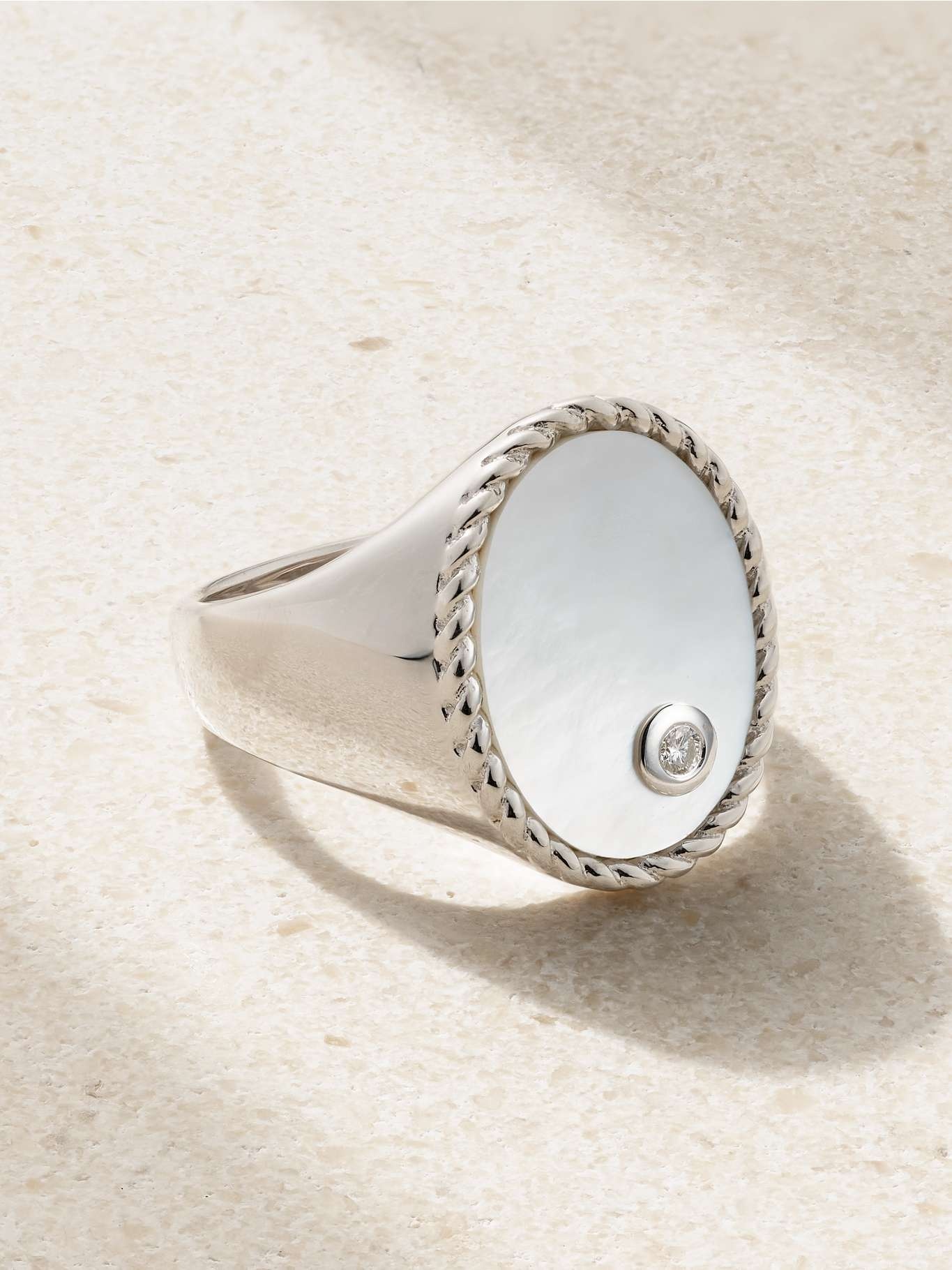 Chevalière Ovale 9-karat white gold, mother-of-pearl and diamond ring Gold - 1