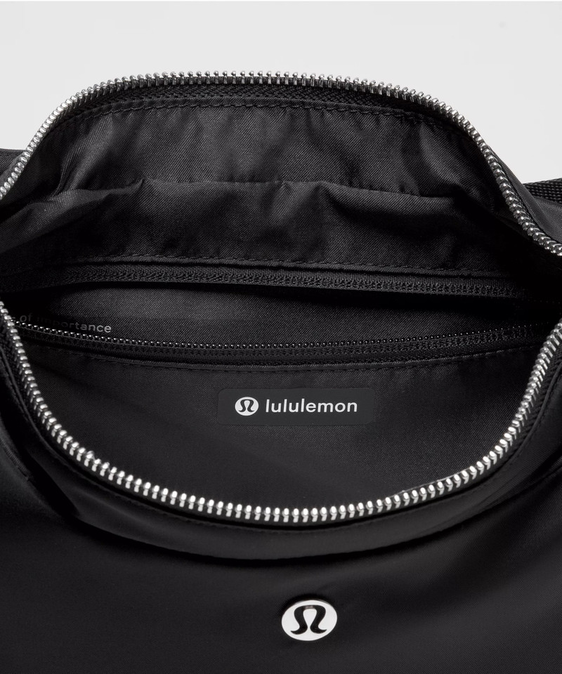 City Essentials Shoulder Bag 4L 5