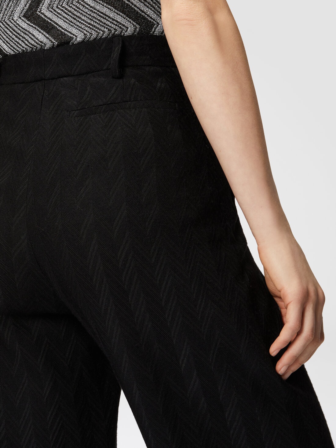 Tone-on-tone zigzag motif carrot-fit trousers - 5