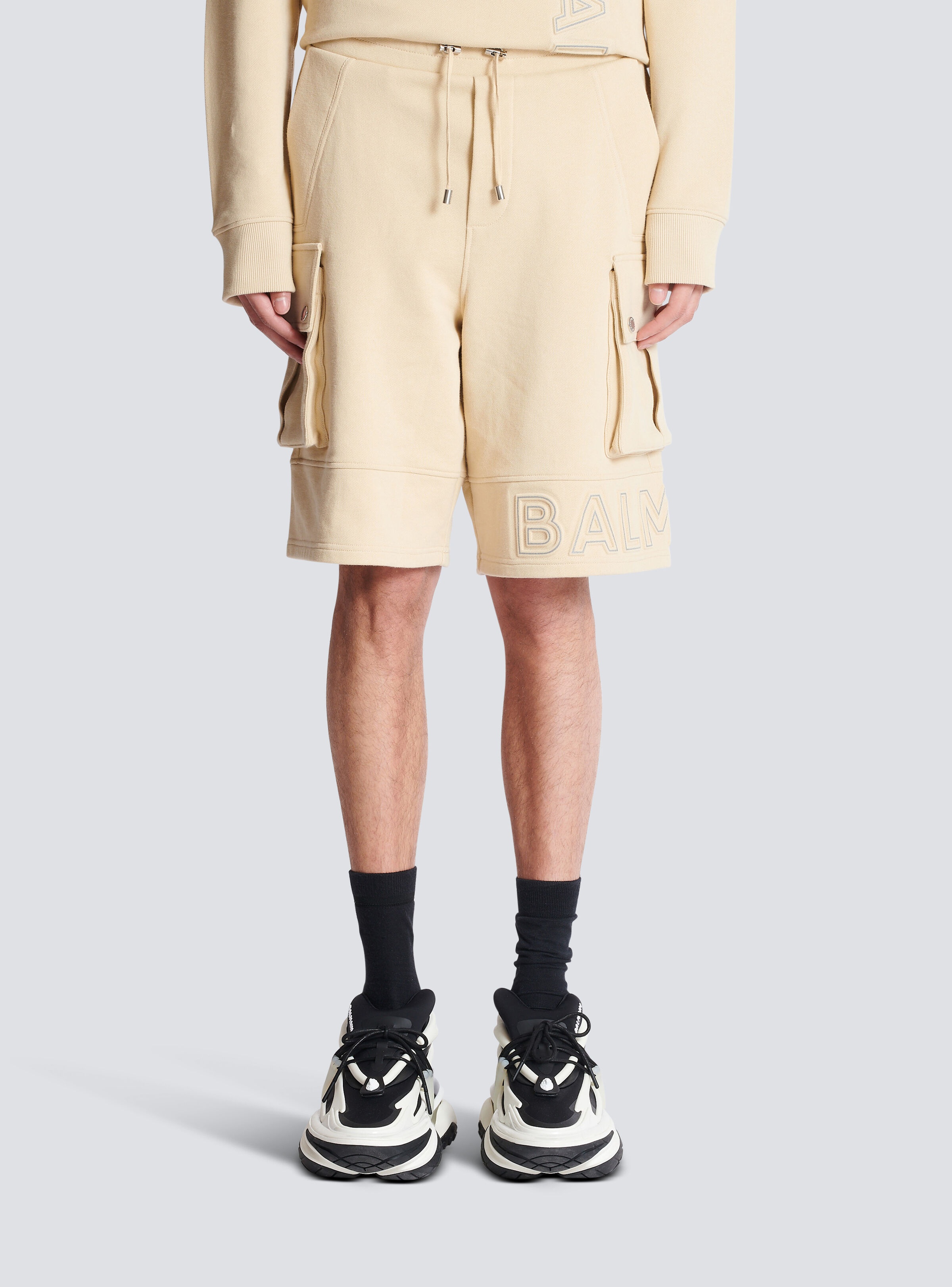 Cargo shorts with reflective Balmain logo - 5