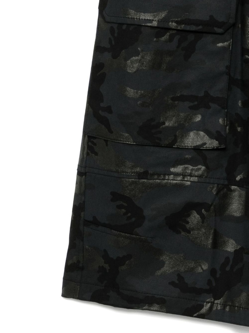 camouflage-print cargo shorts 3