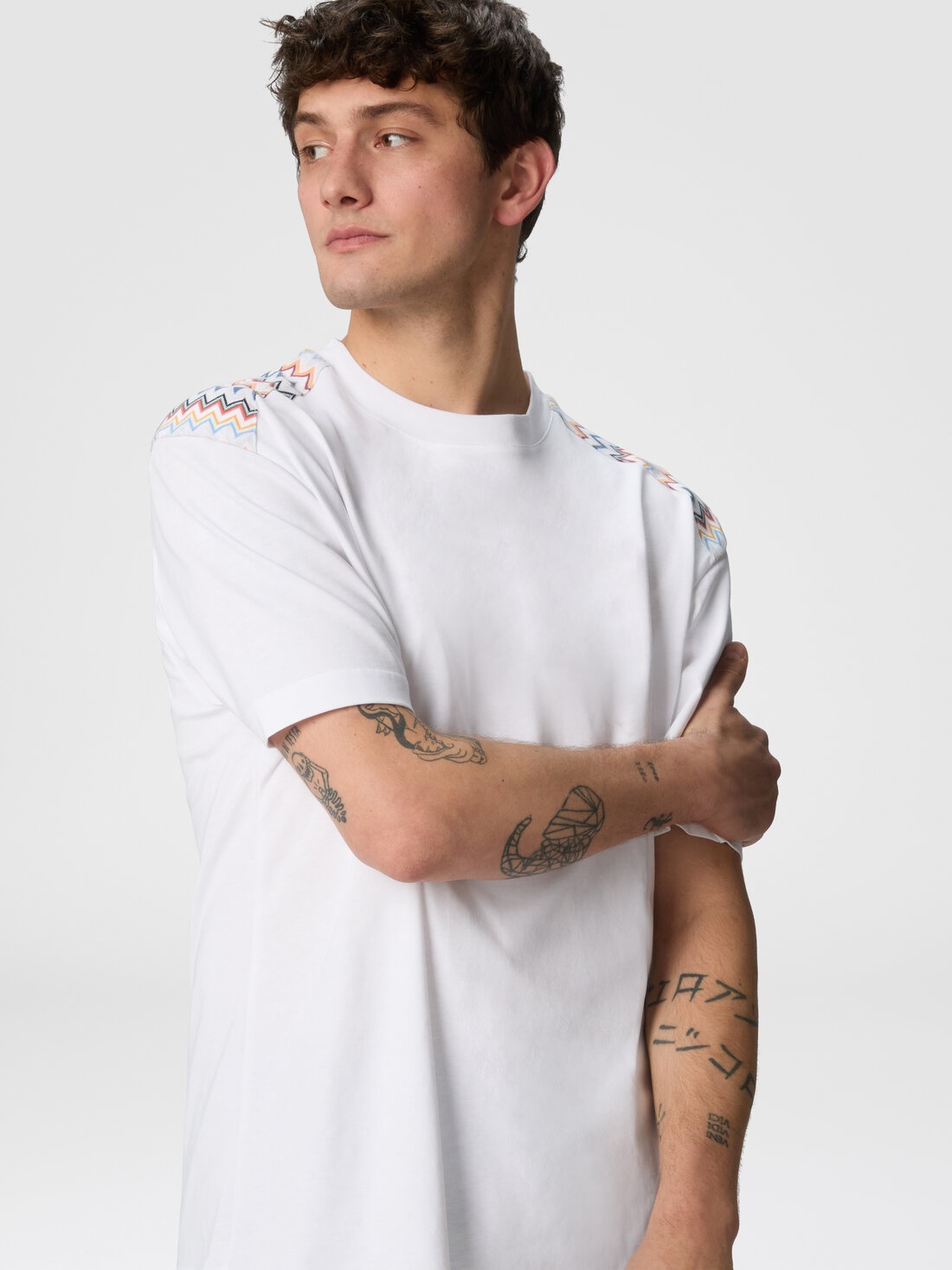 Cotton crewneck T-shirt with chevron inserts on the shoulders - 4