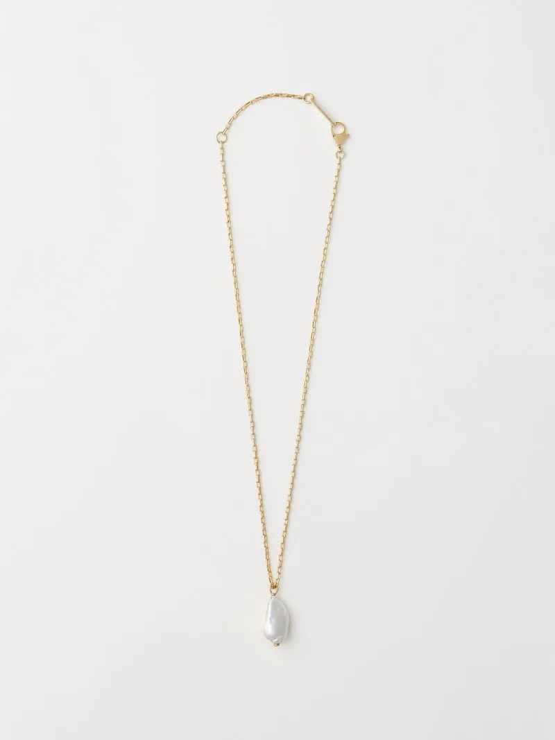 METAL DIPPED BAROQUE PEARL CHARM NECKLACE - 3
